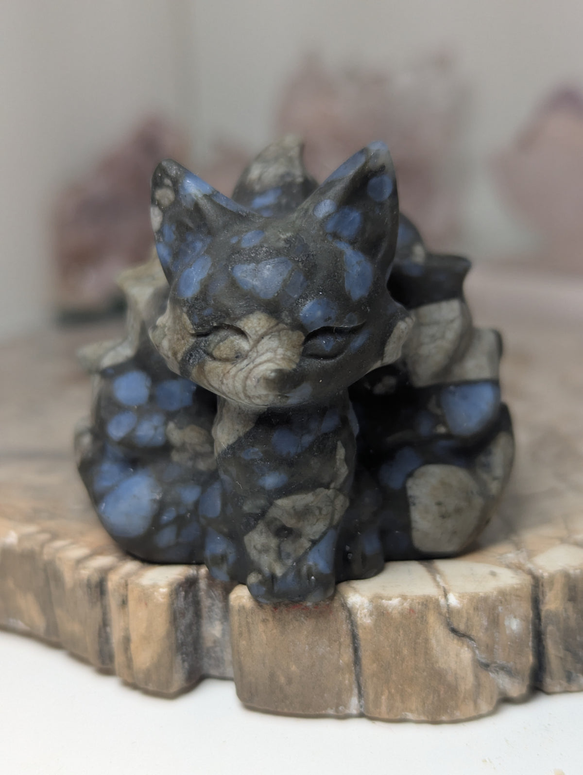 Quesera crystal nine tail fox carving