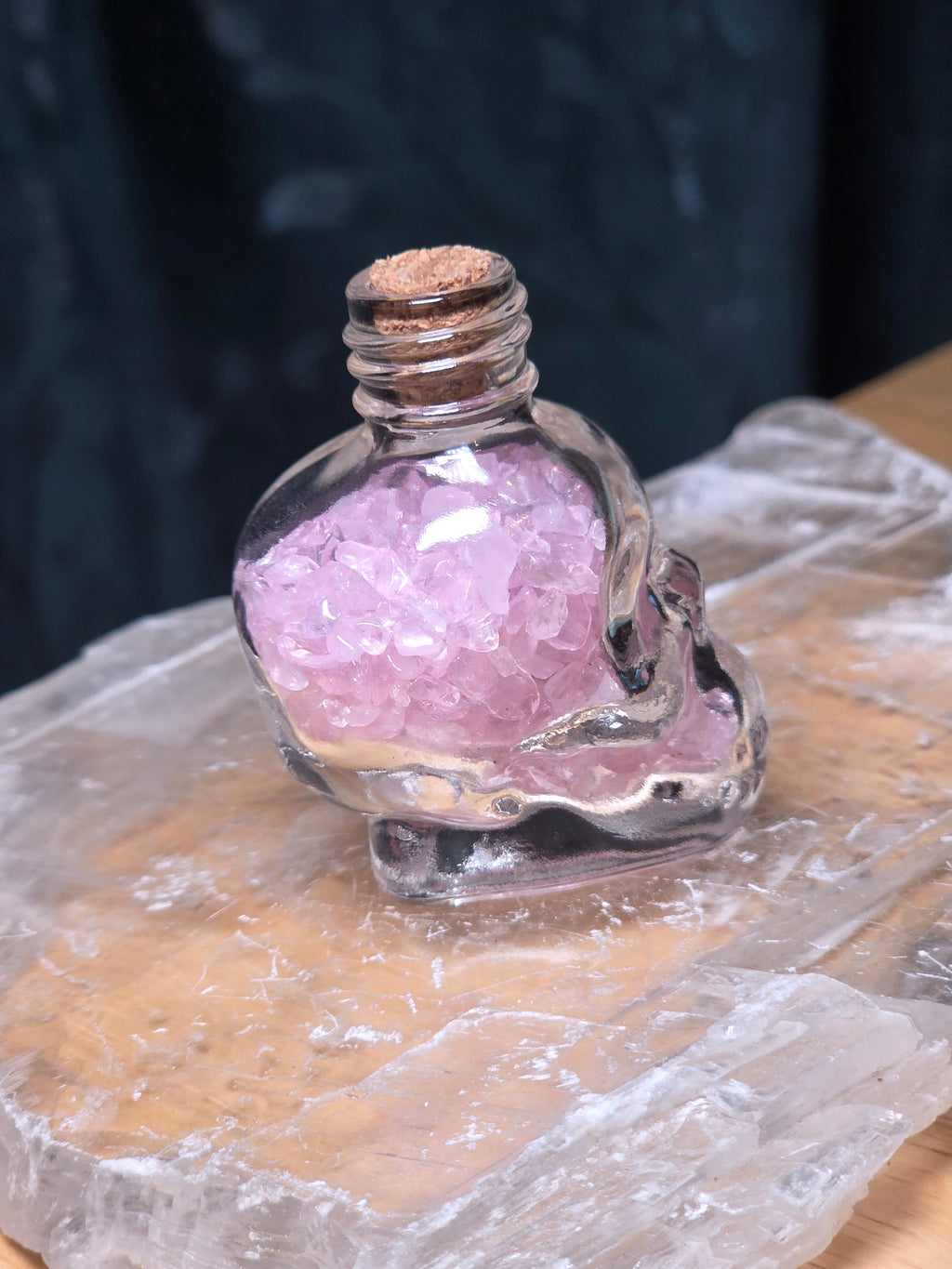 Crystal chips in skull carving