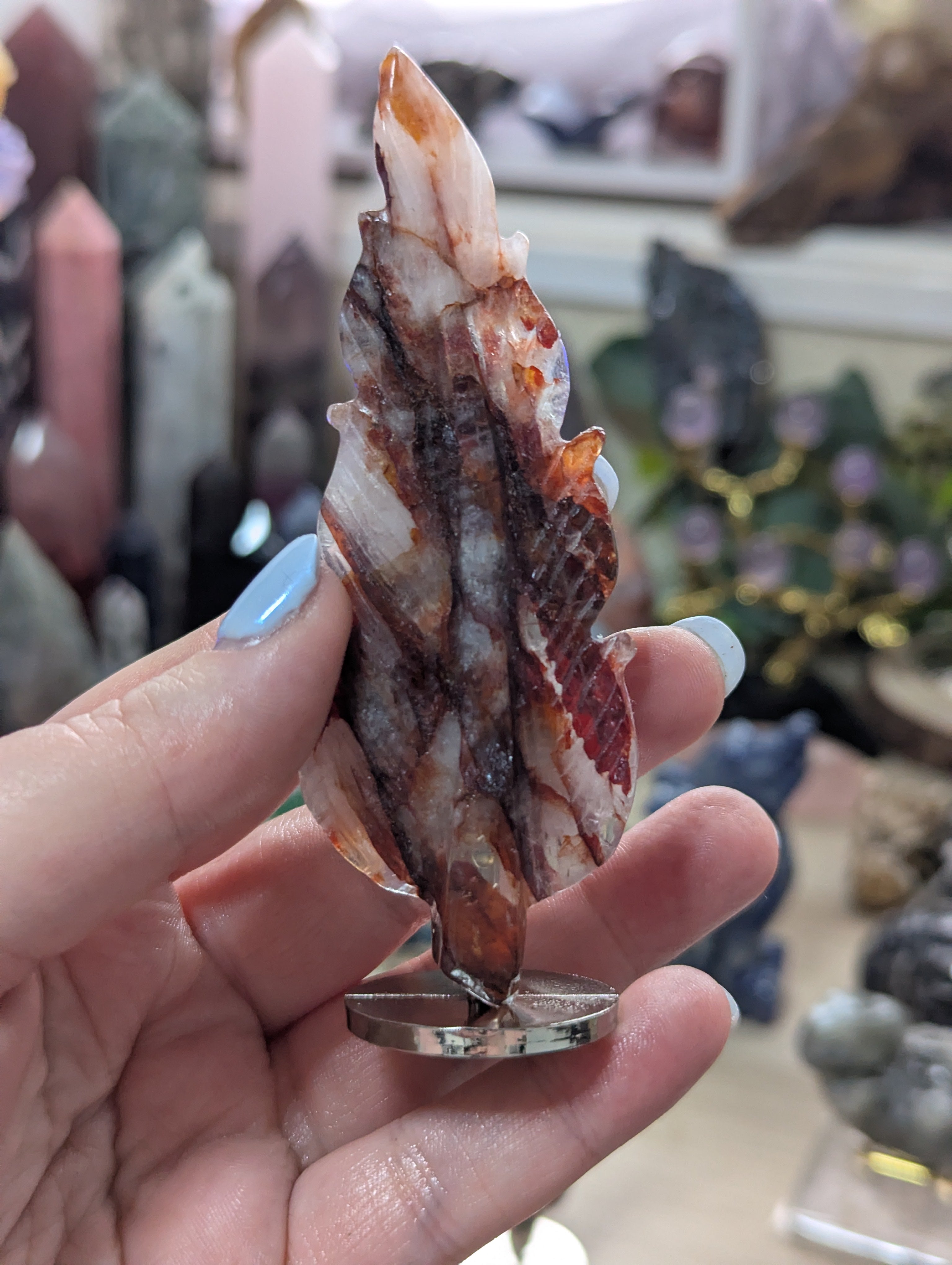 Crystal leafs carving on stand