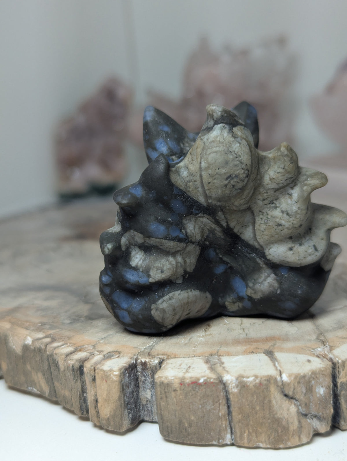 Quesera crystal nine tail fox carving
