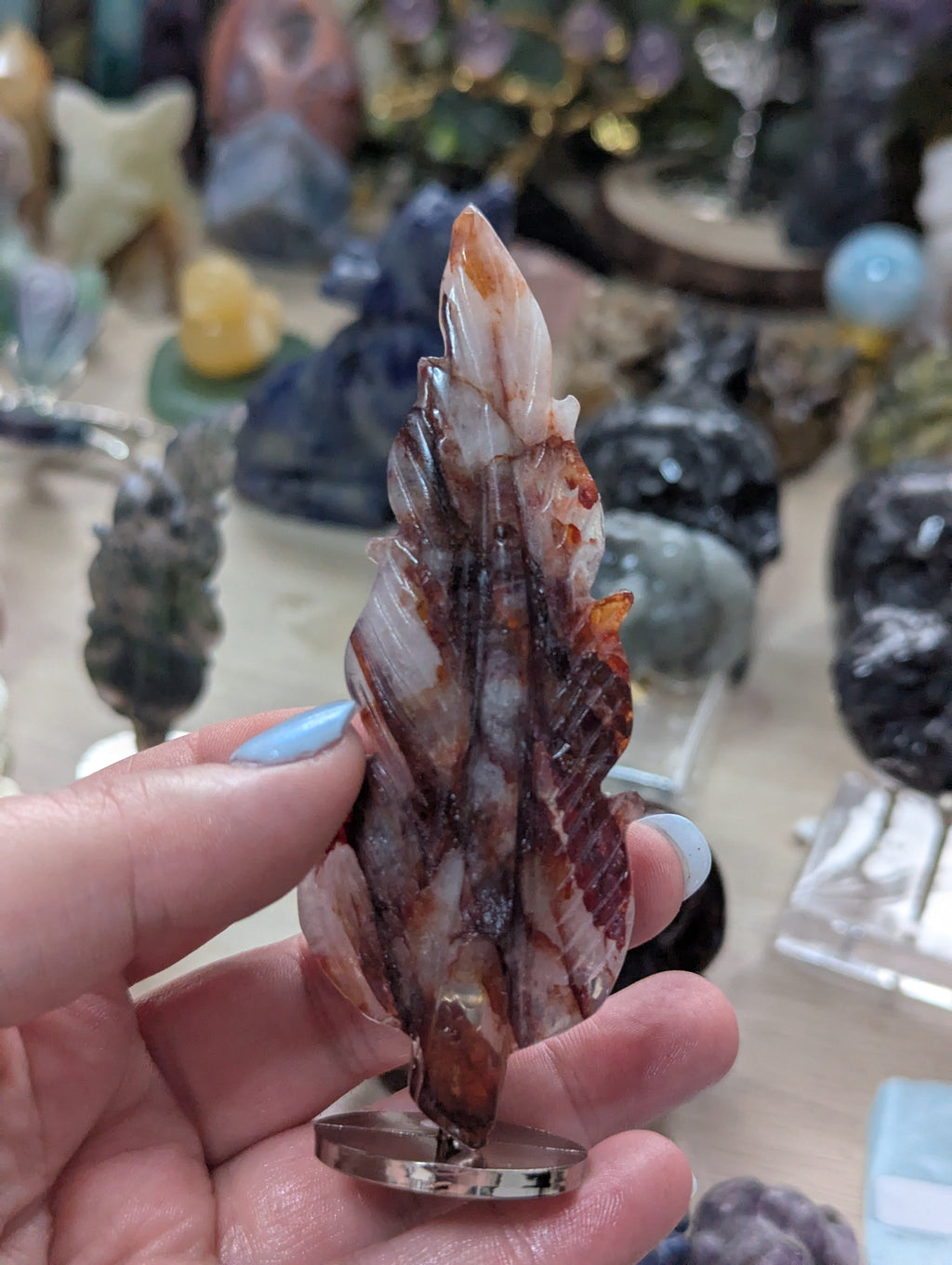 Crystal leafs carving on stand