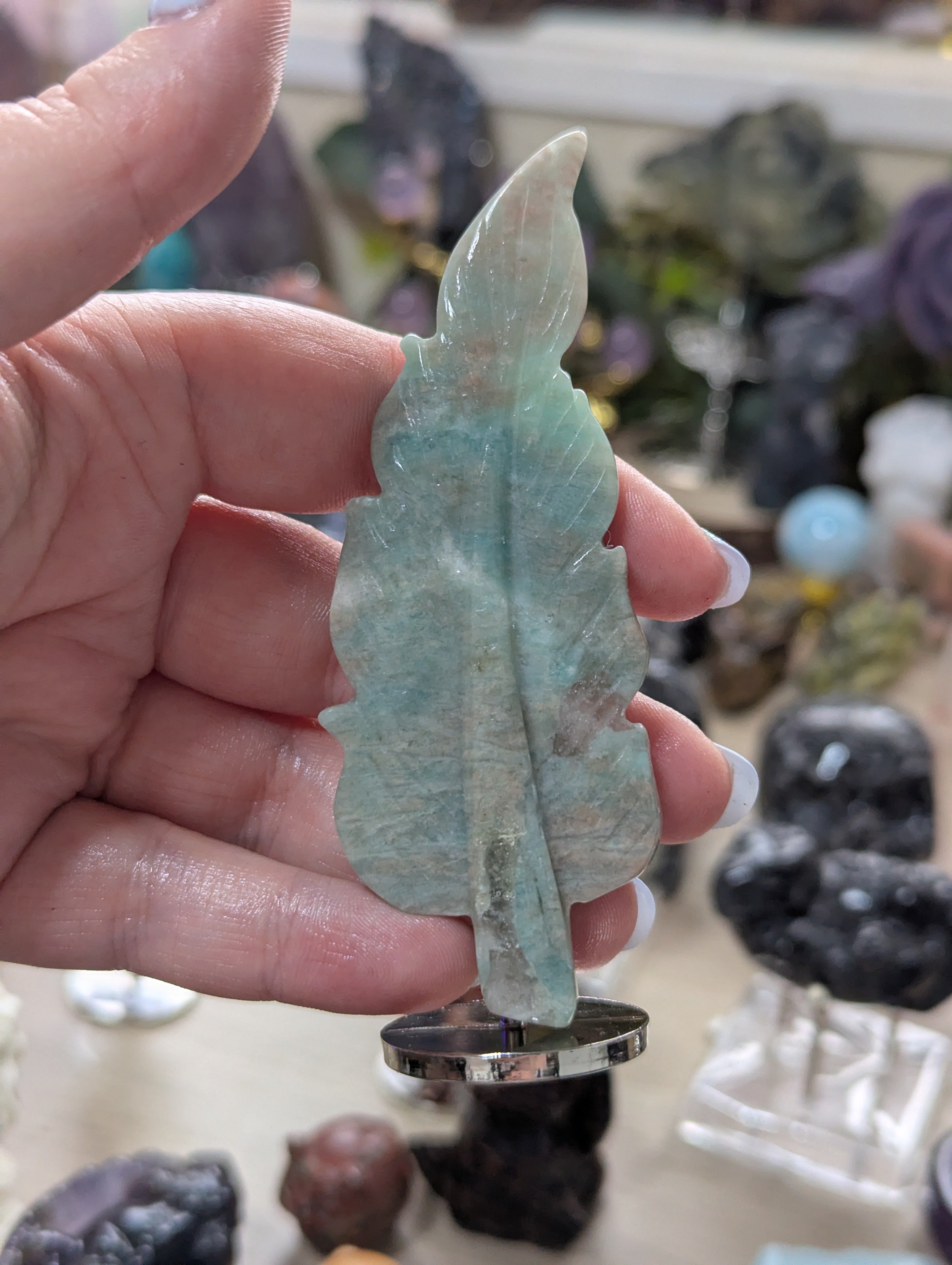 Crystal leafs carving on stand