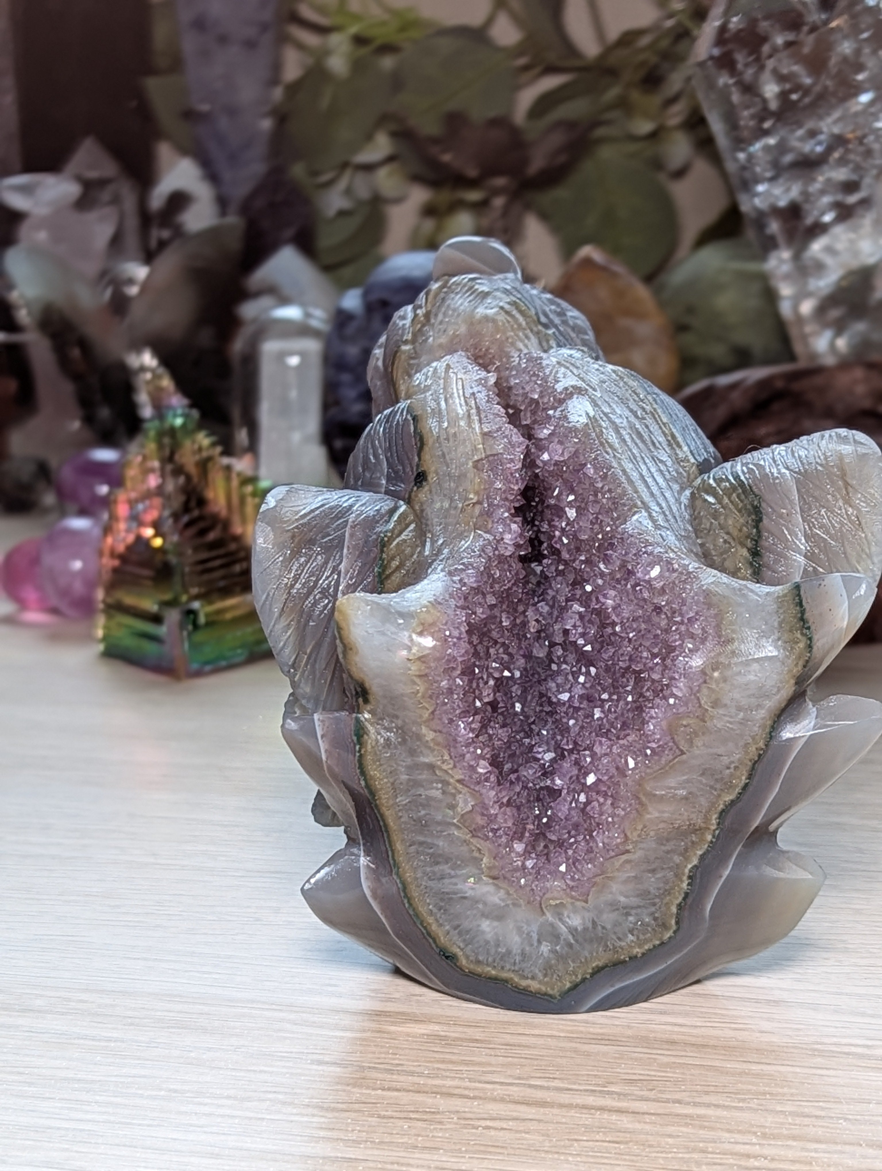Large Amethyst Agate crystal Wolf carving