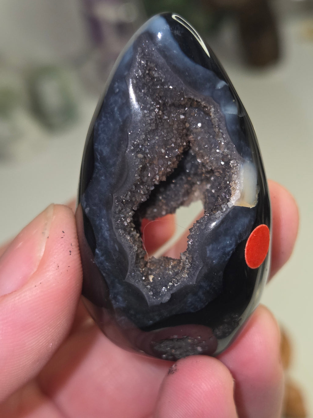 Duzy black onx crystal egg carving