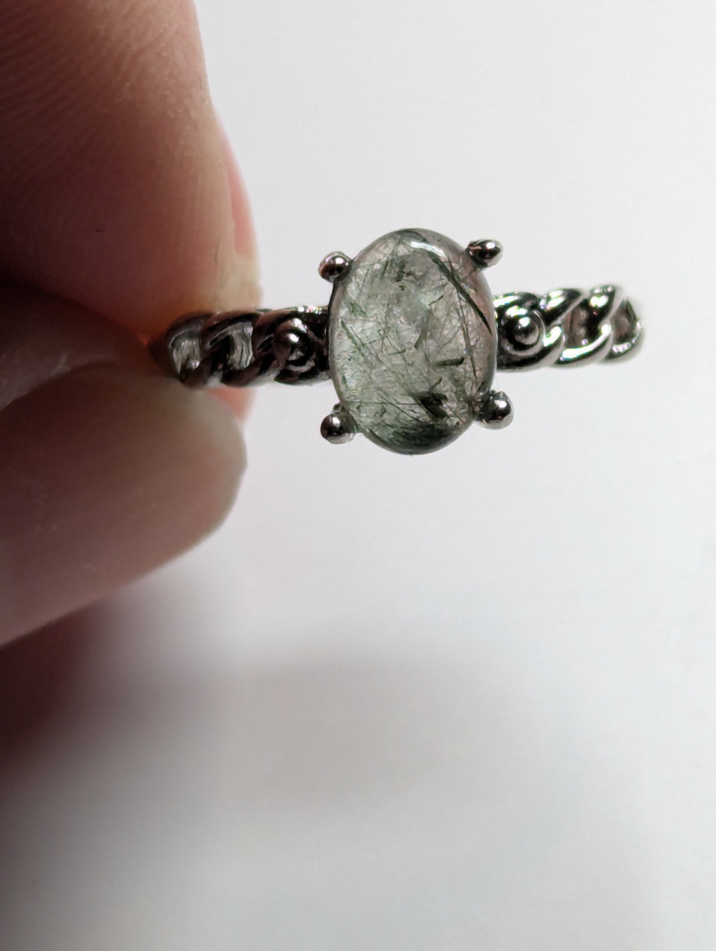 Green rutile crystal ajustable ring