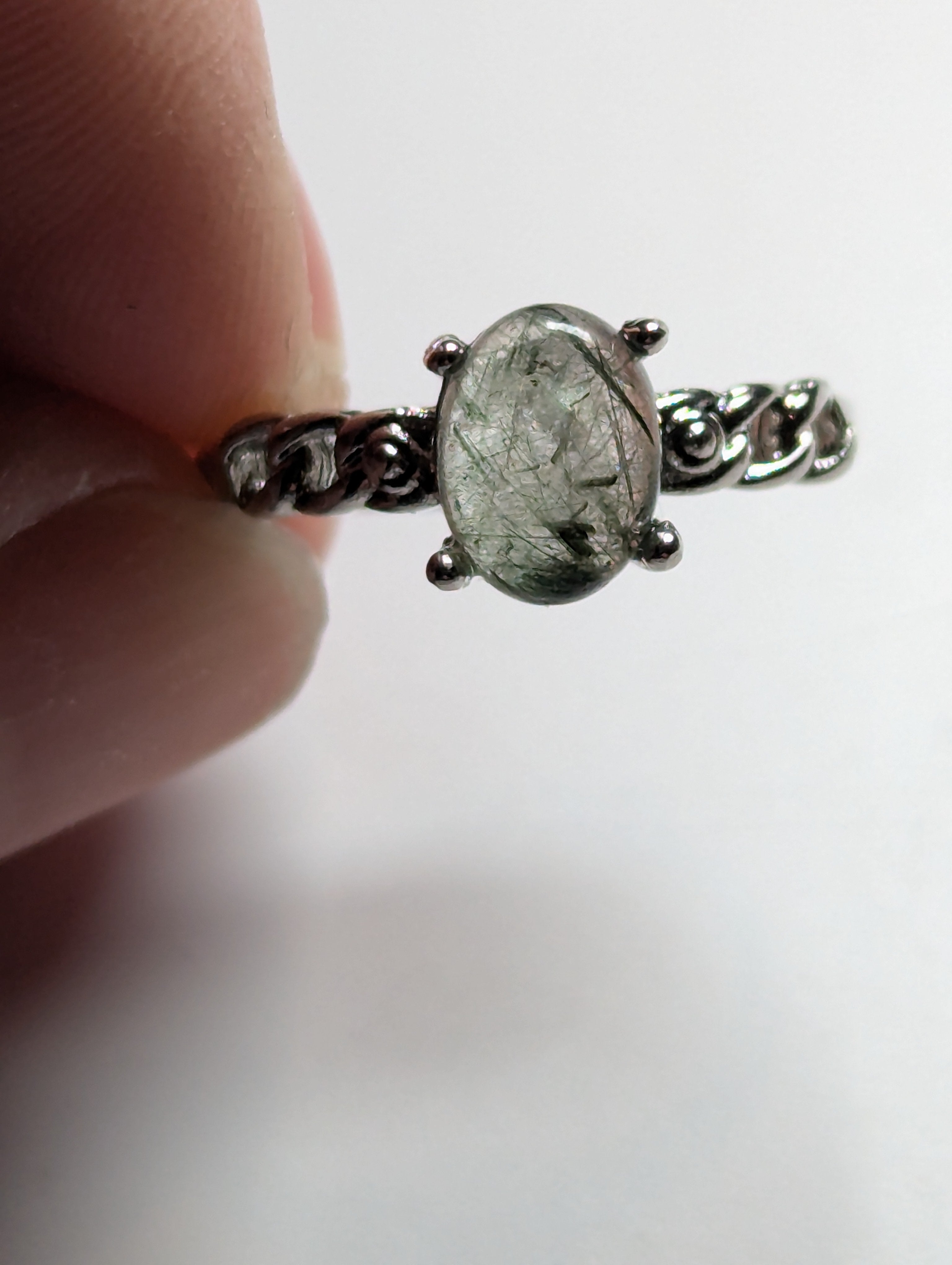 Green rutile crystal ajustable ring
