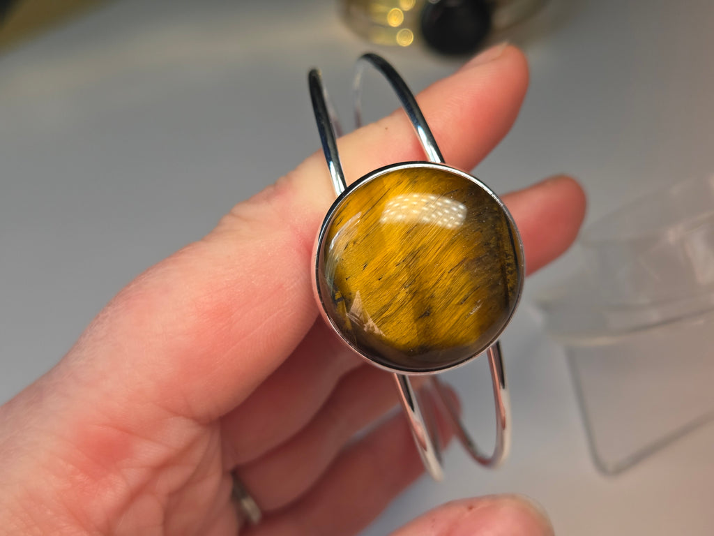 Crystal cabochon bracelet