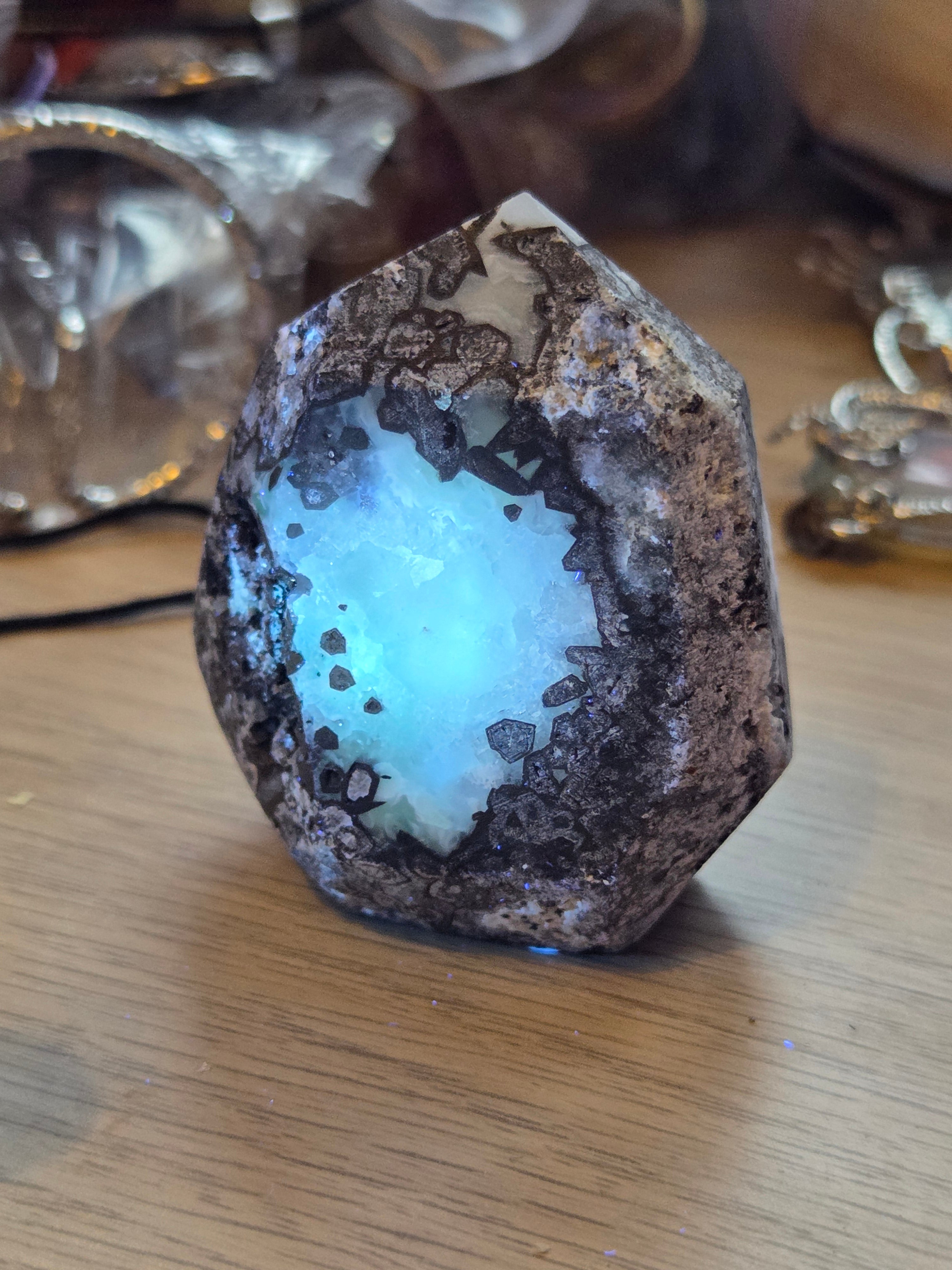 Mexican agate crystal Geode tower Green UV