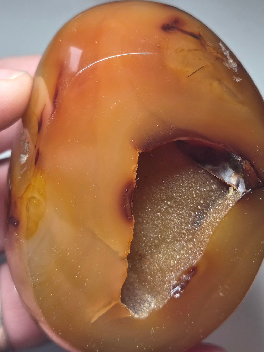 Duzy agate crystal with imperfections
