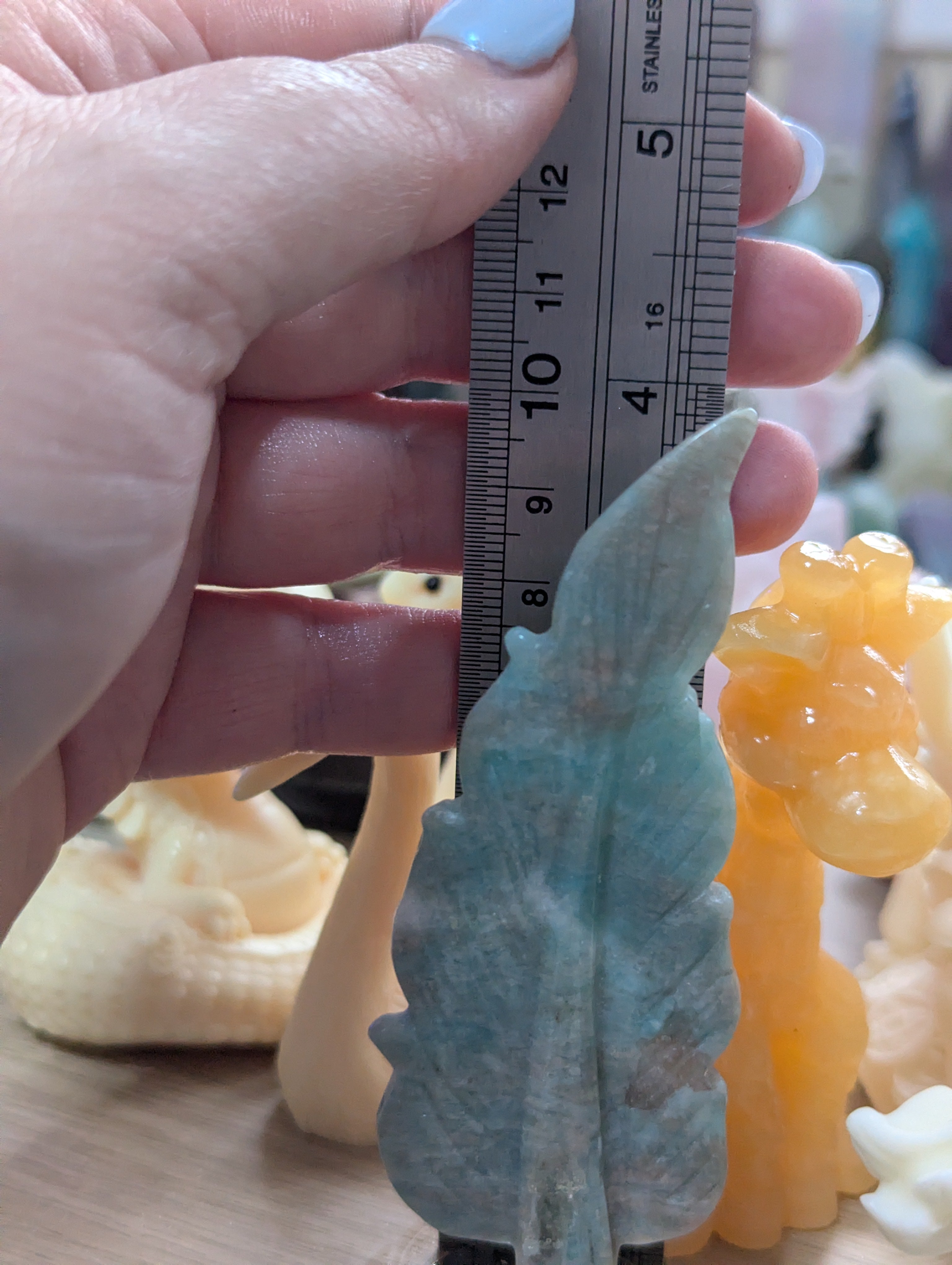 Crystal leafs carving on stand