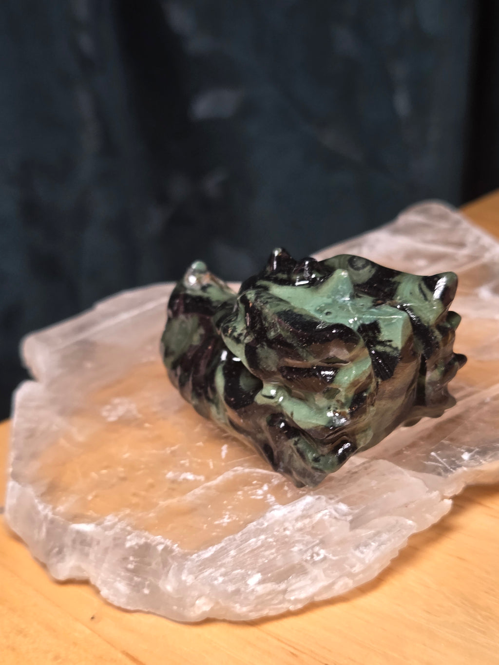 Green jade crystal dragon head carving