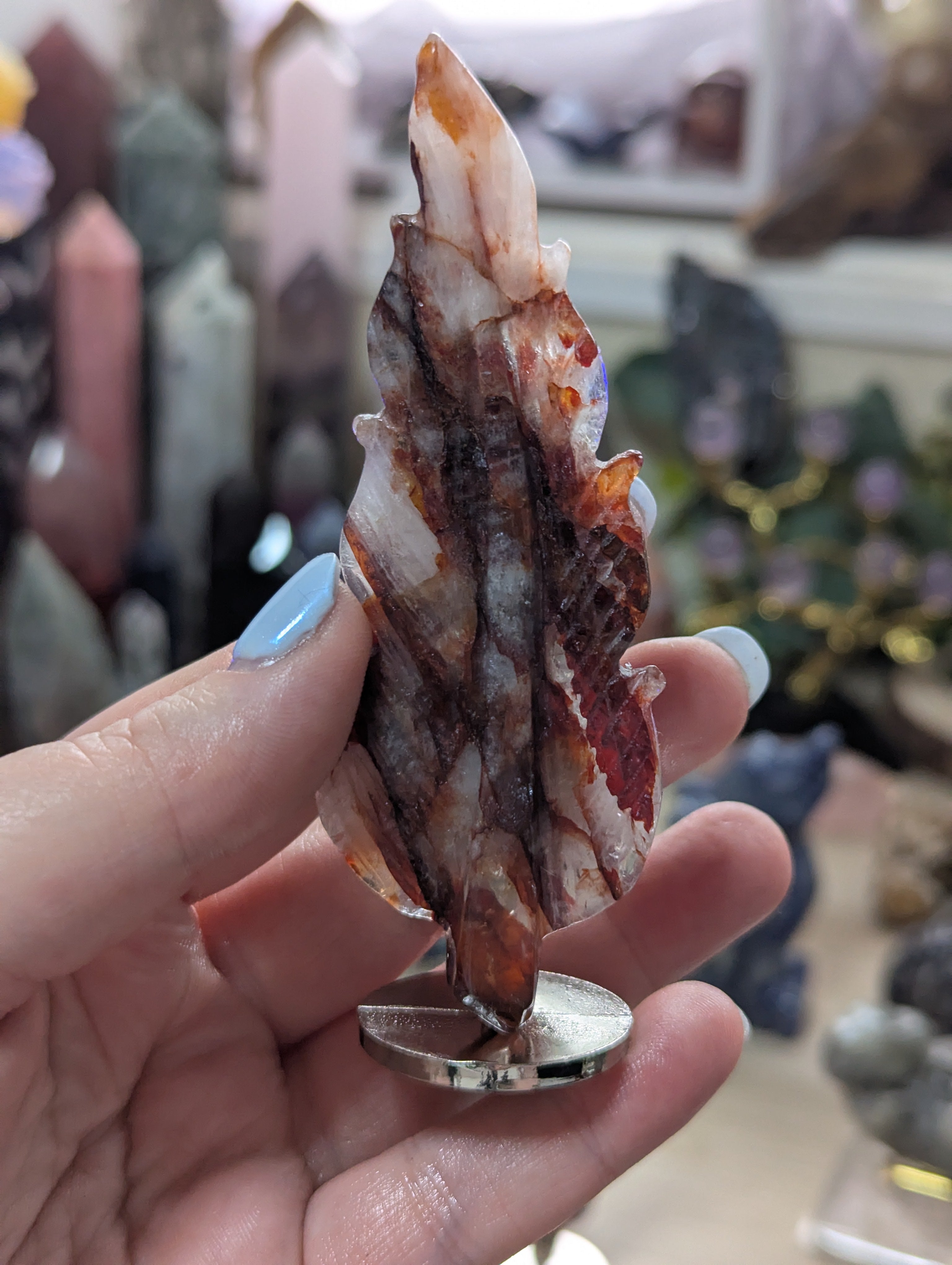Crystal leafs carving on stand