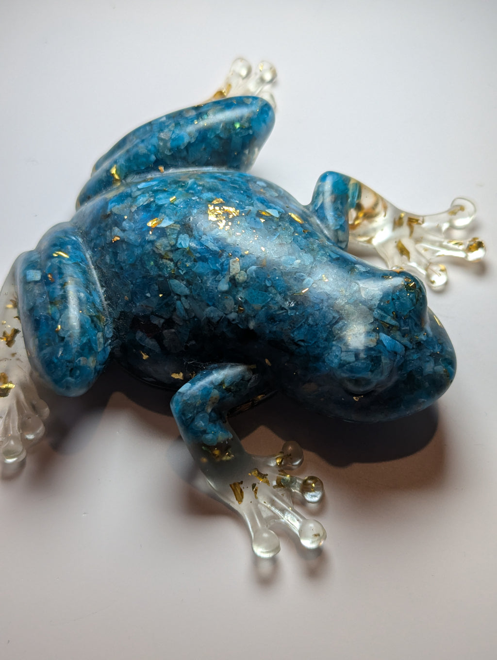 Apatie crystal chips in resin Frog