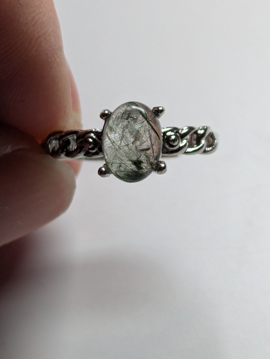 Green rutile crystal ajustable ring