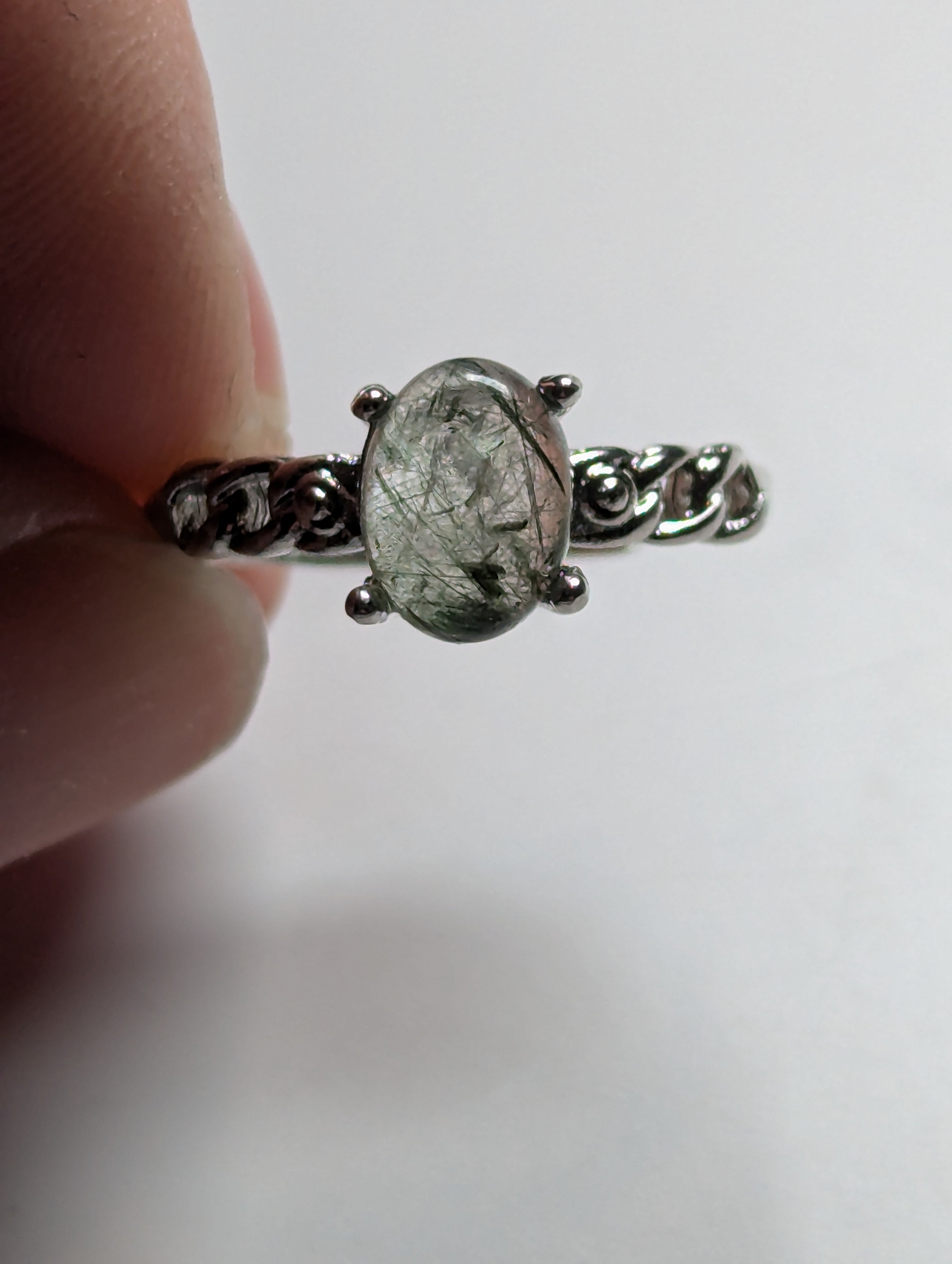 Green rutile crystal ajustable ring