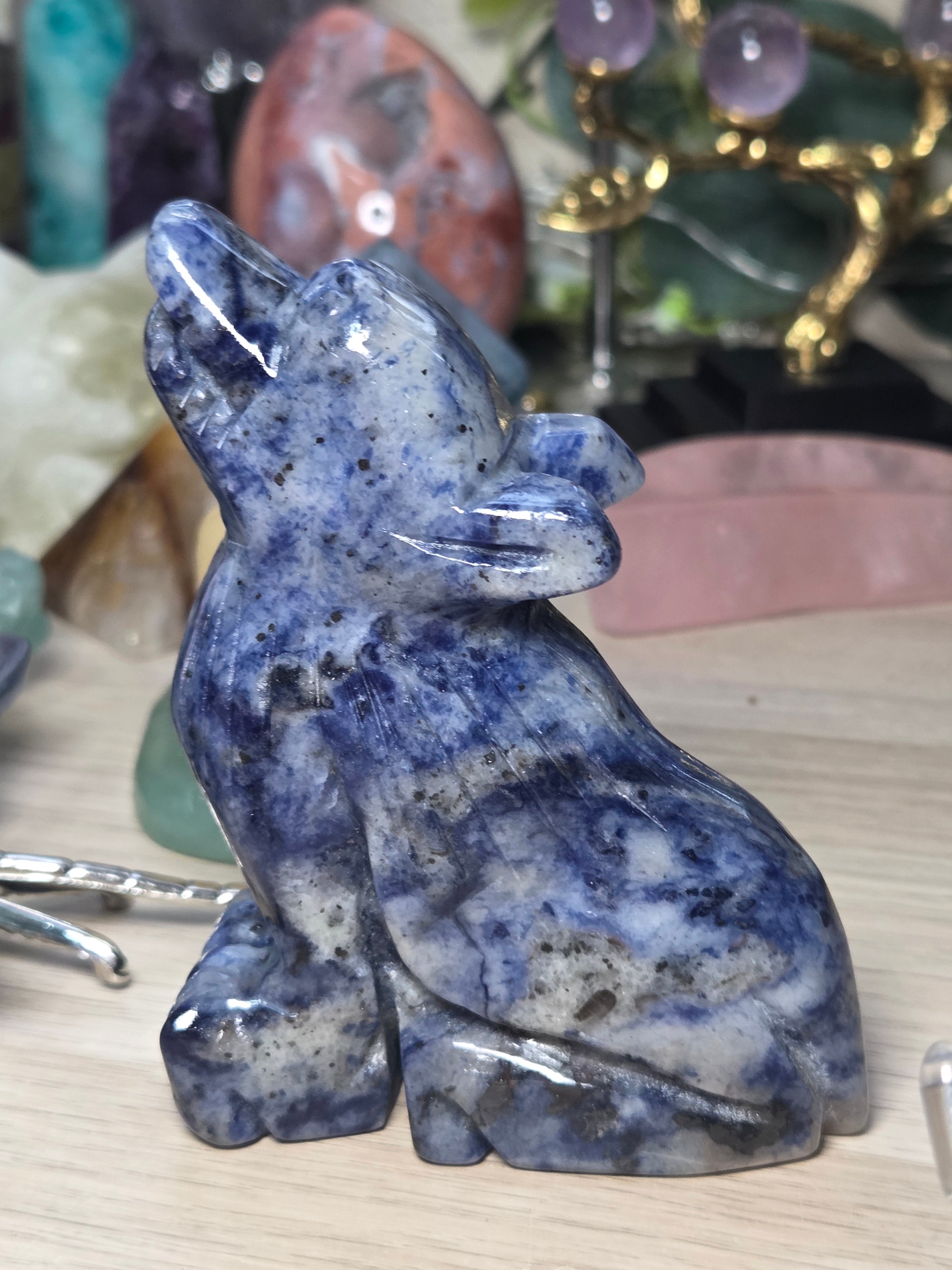 Sodalite howling wolf carving