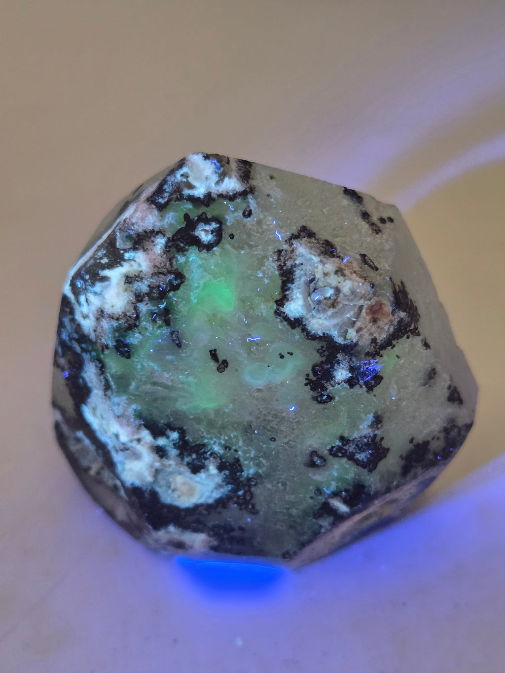 Mexican quartz crystal tower with Green uv