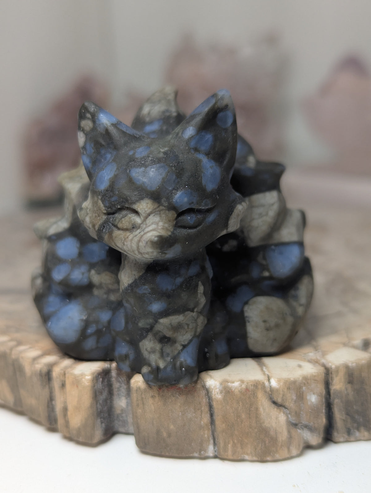 Quesera crystal nine tail fox carving