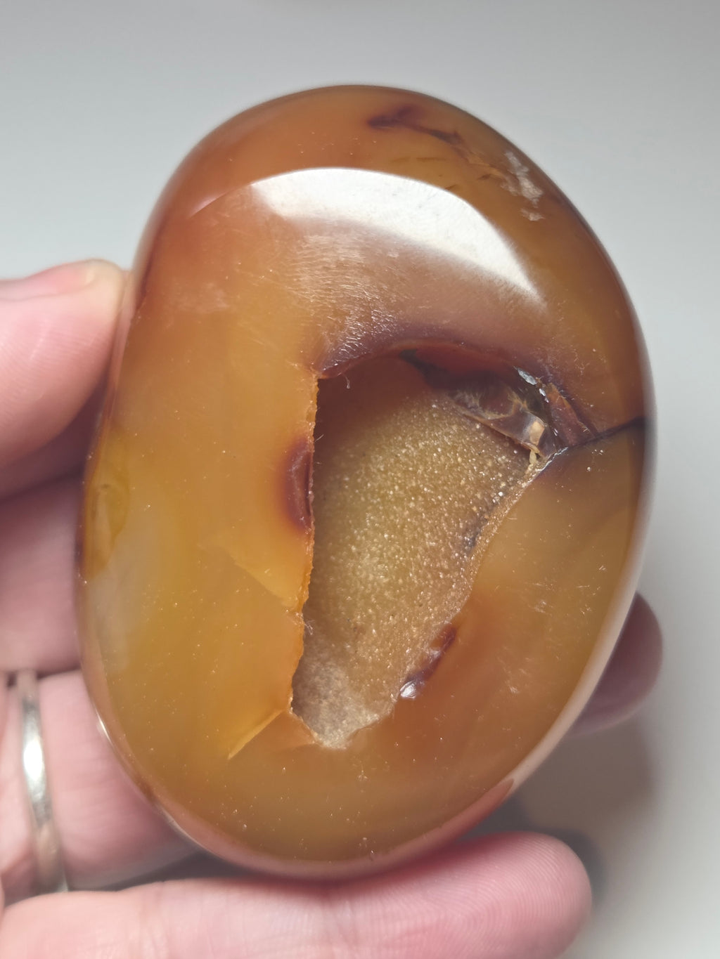 Duzy agate crystal with imperfections