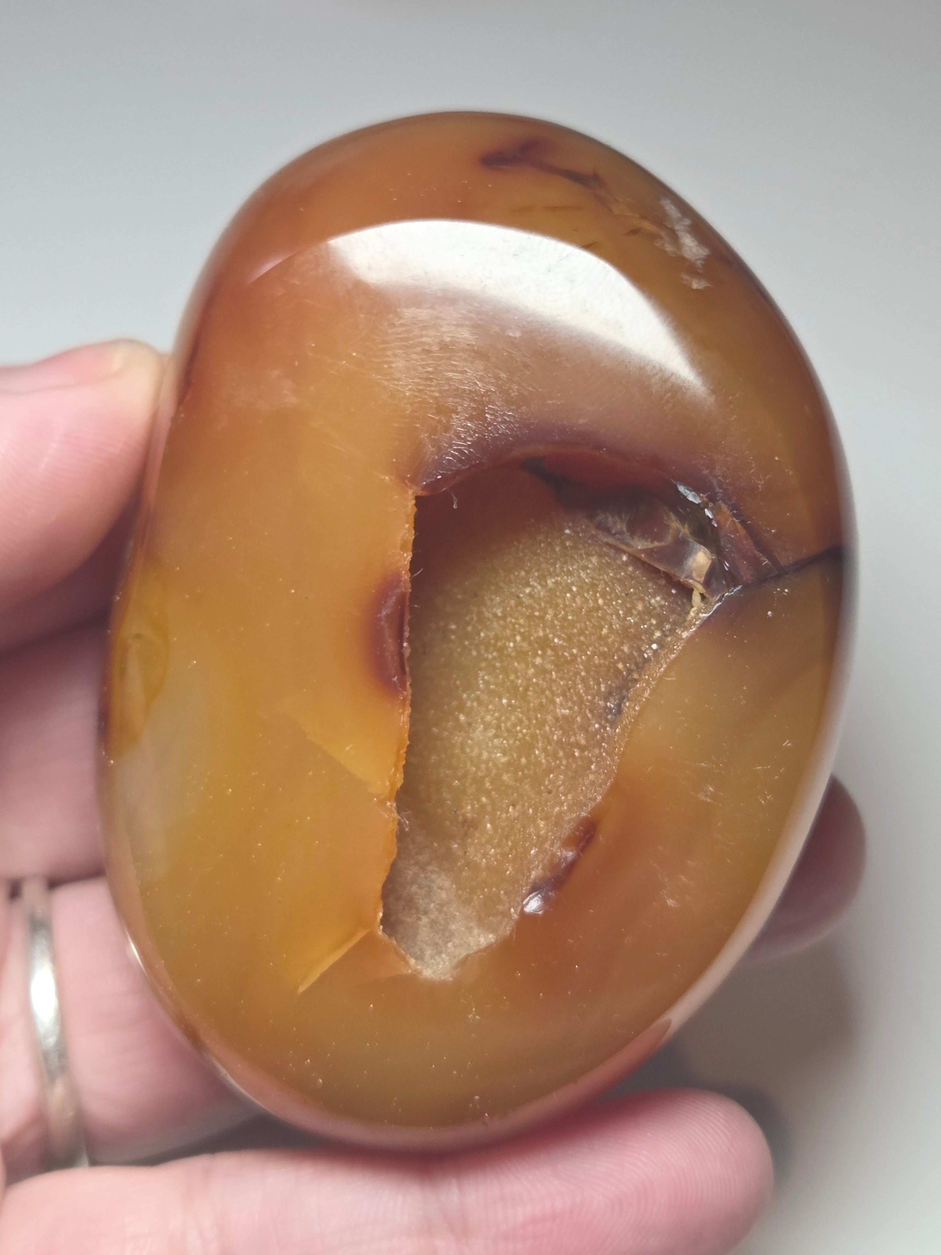 Duzy agate crystal with imperfections