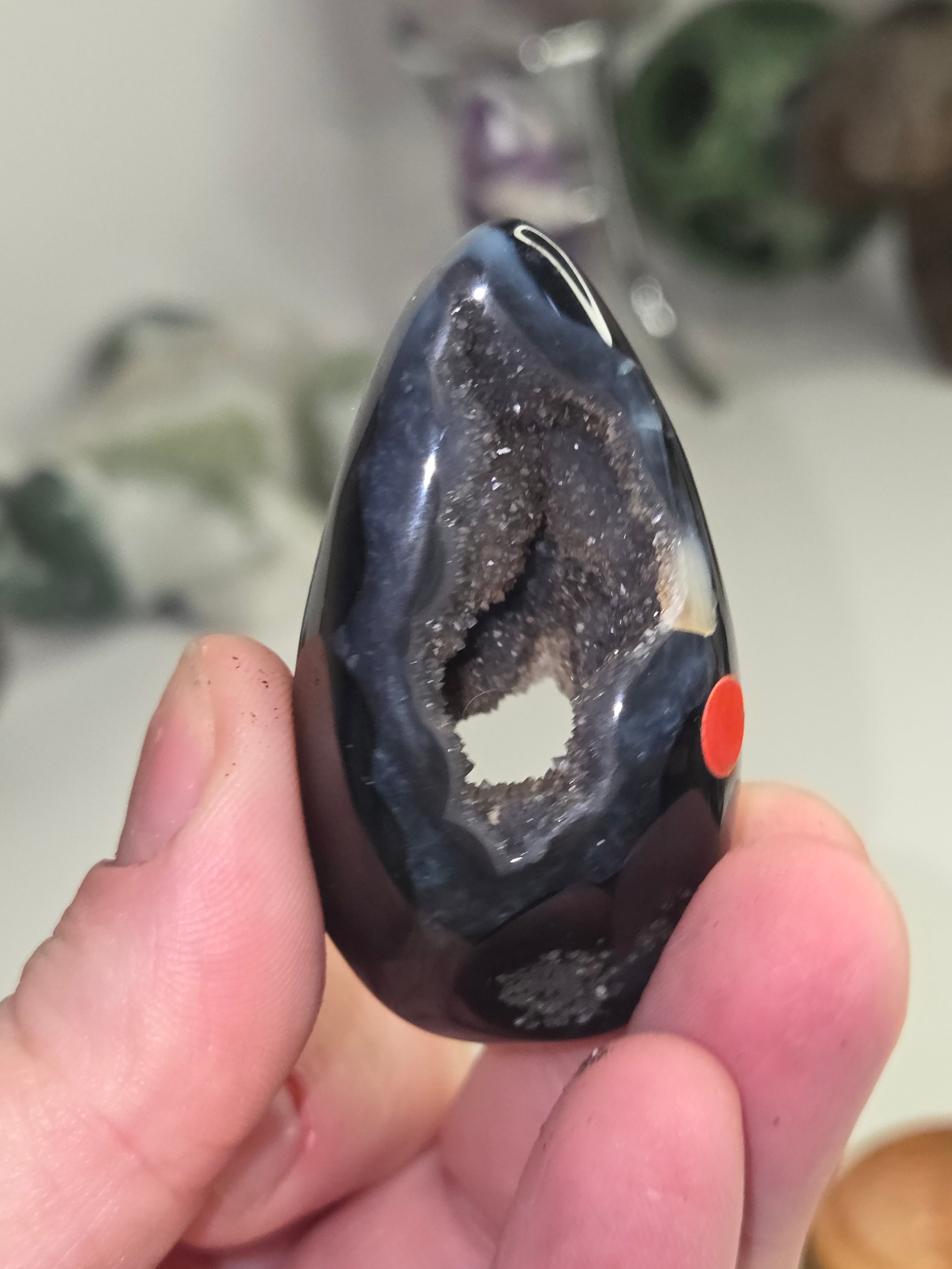 Duzy black onx crystal egg carving