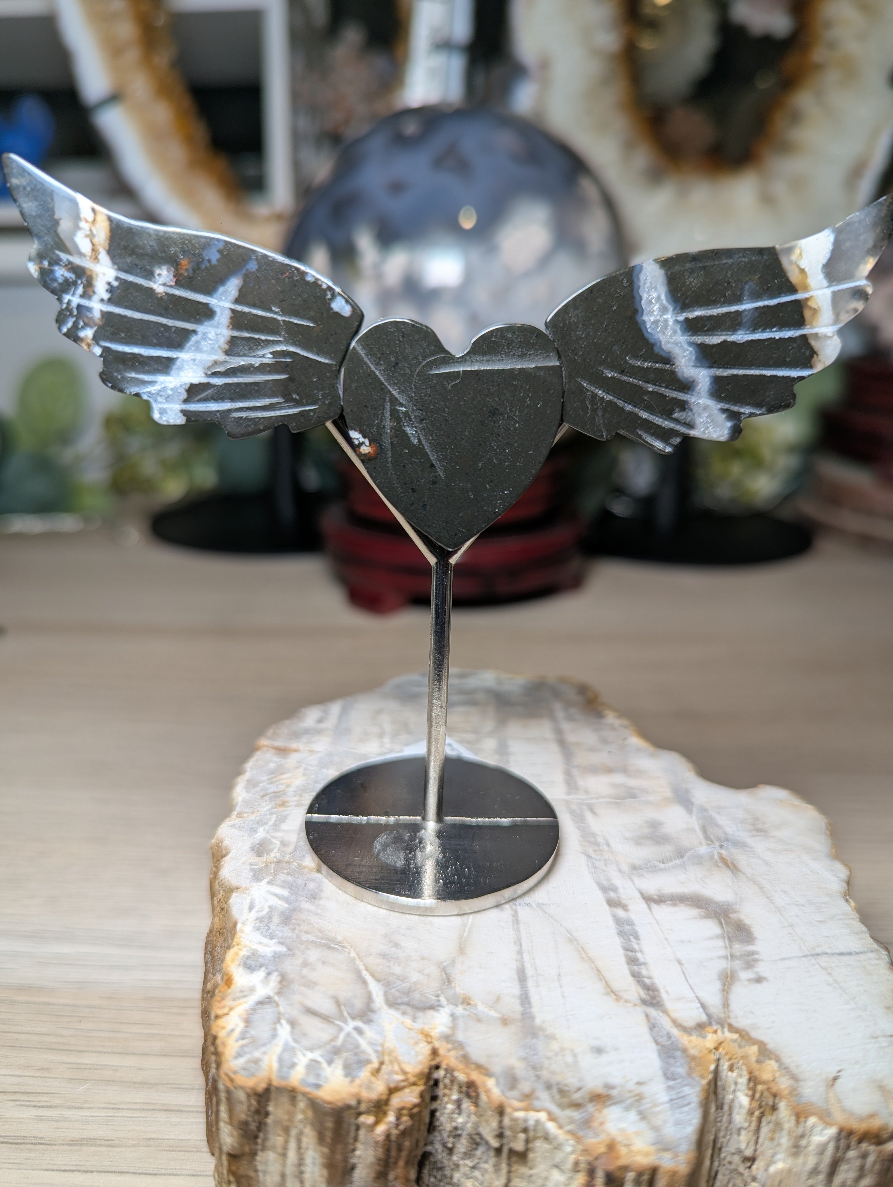 Beautiful crystal heart with wings 💕