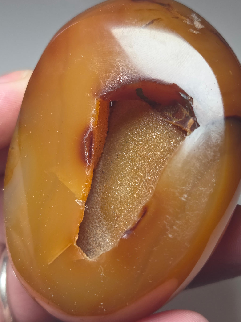 Duzy agate crystal with imperfections