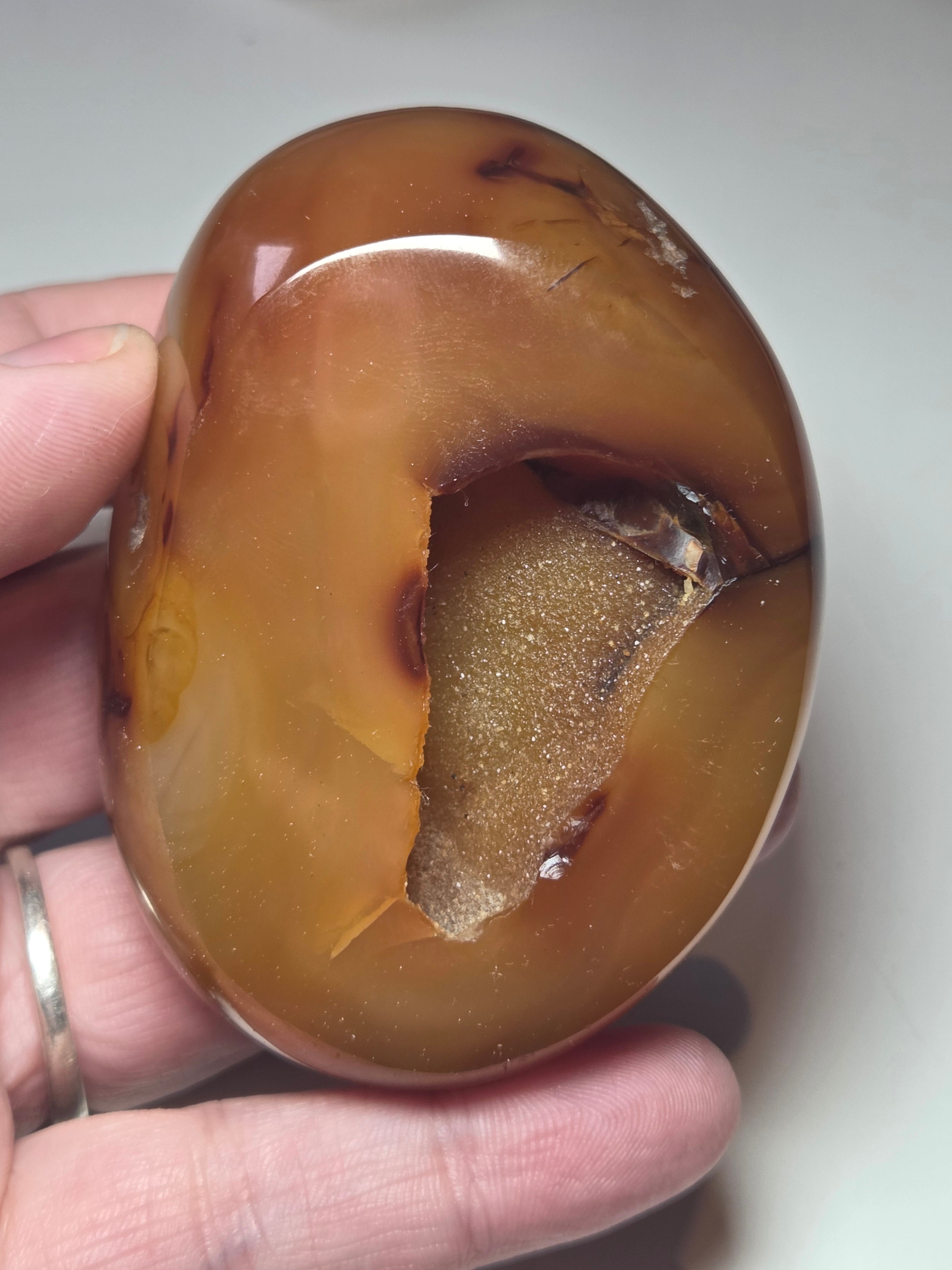 Duzy agate crystal with imperfections