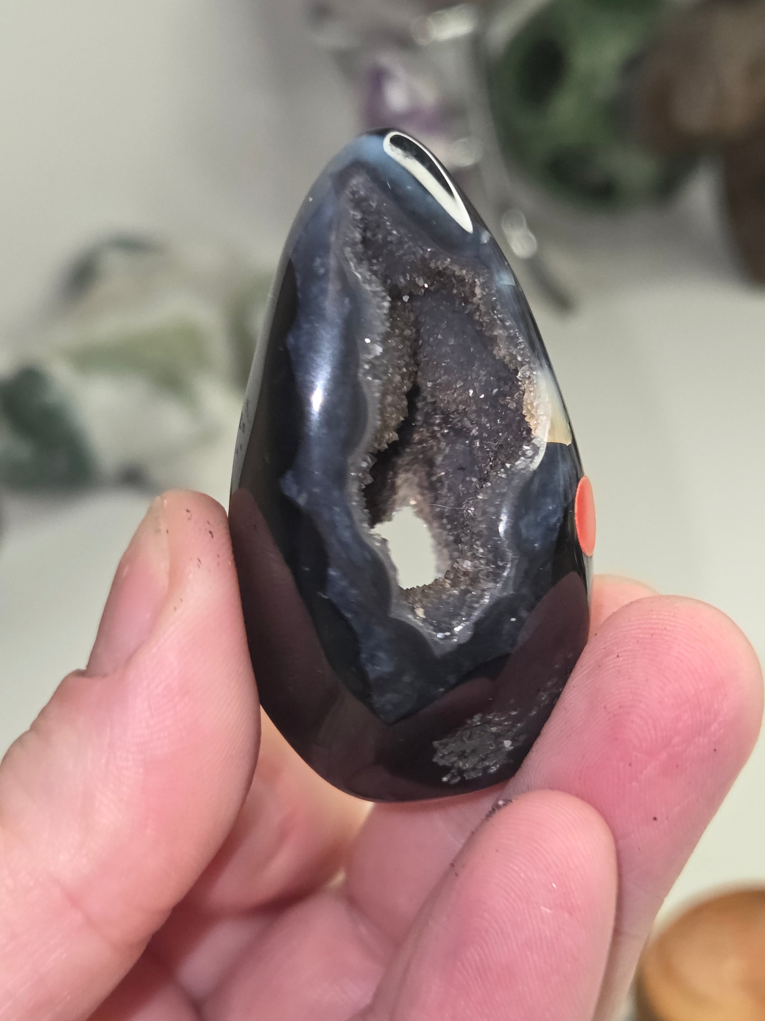 Duzy black onx crystal egg carving