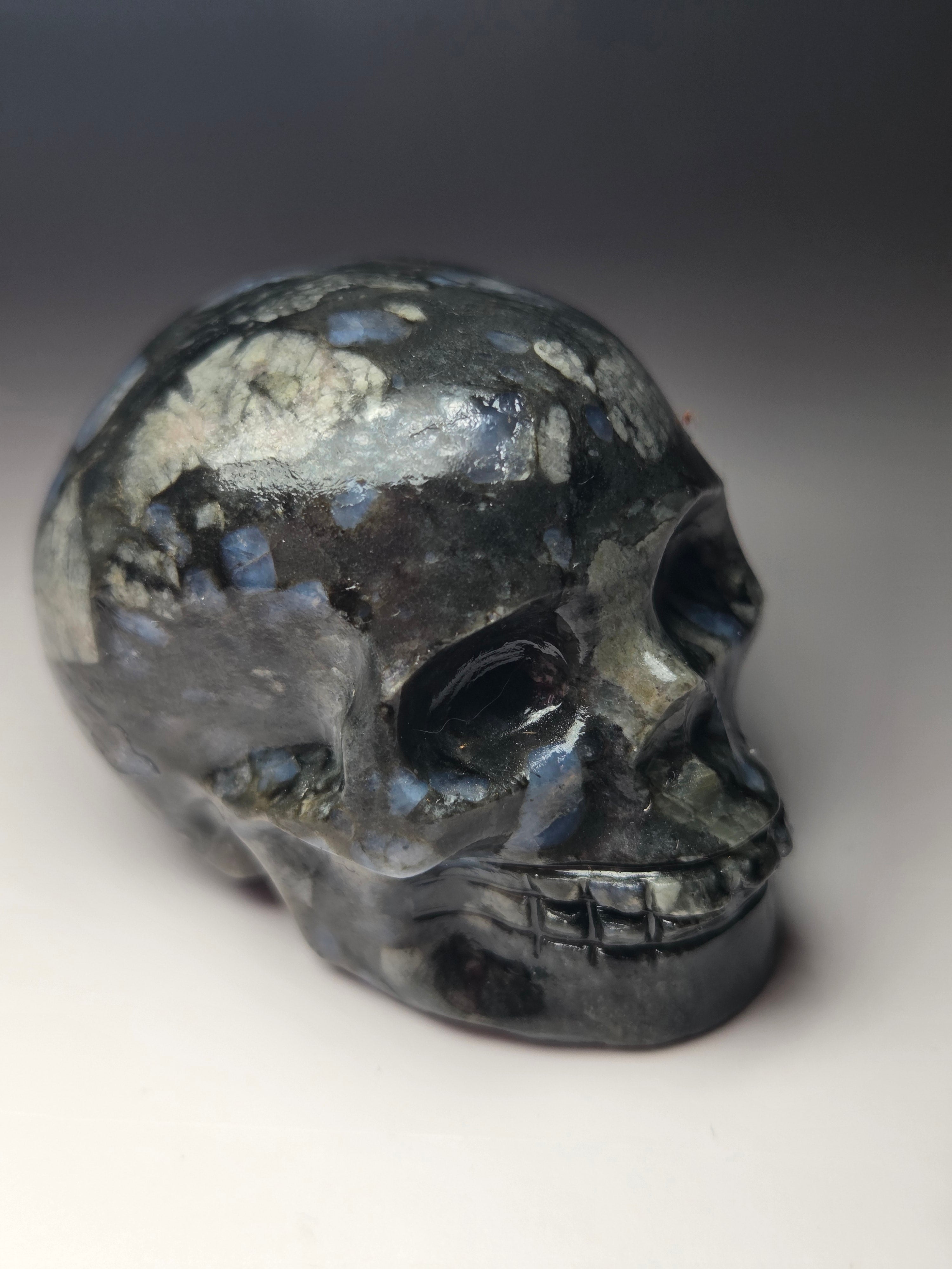 Quesera crystal skull carving