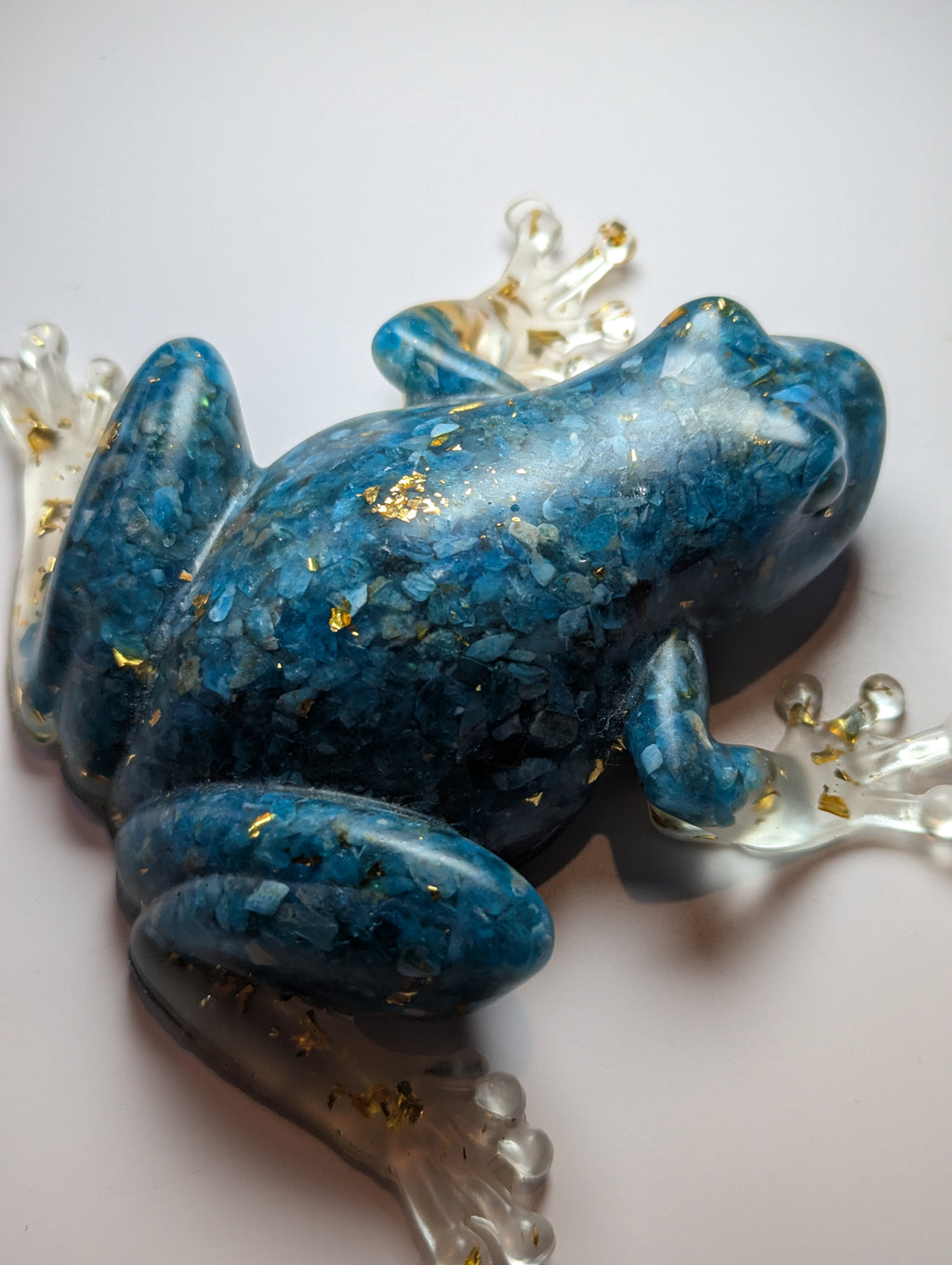 Apatie crystal chips in resin Frog
