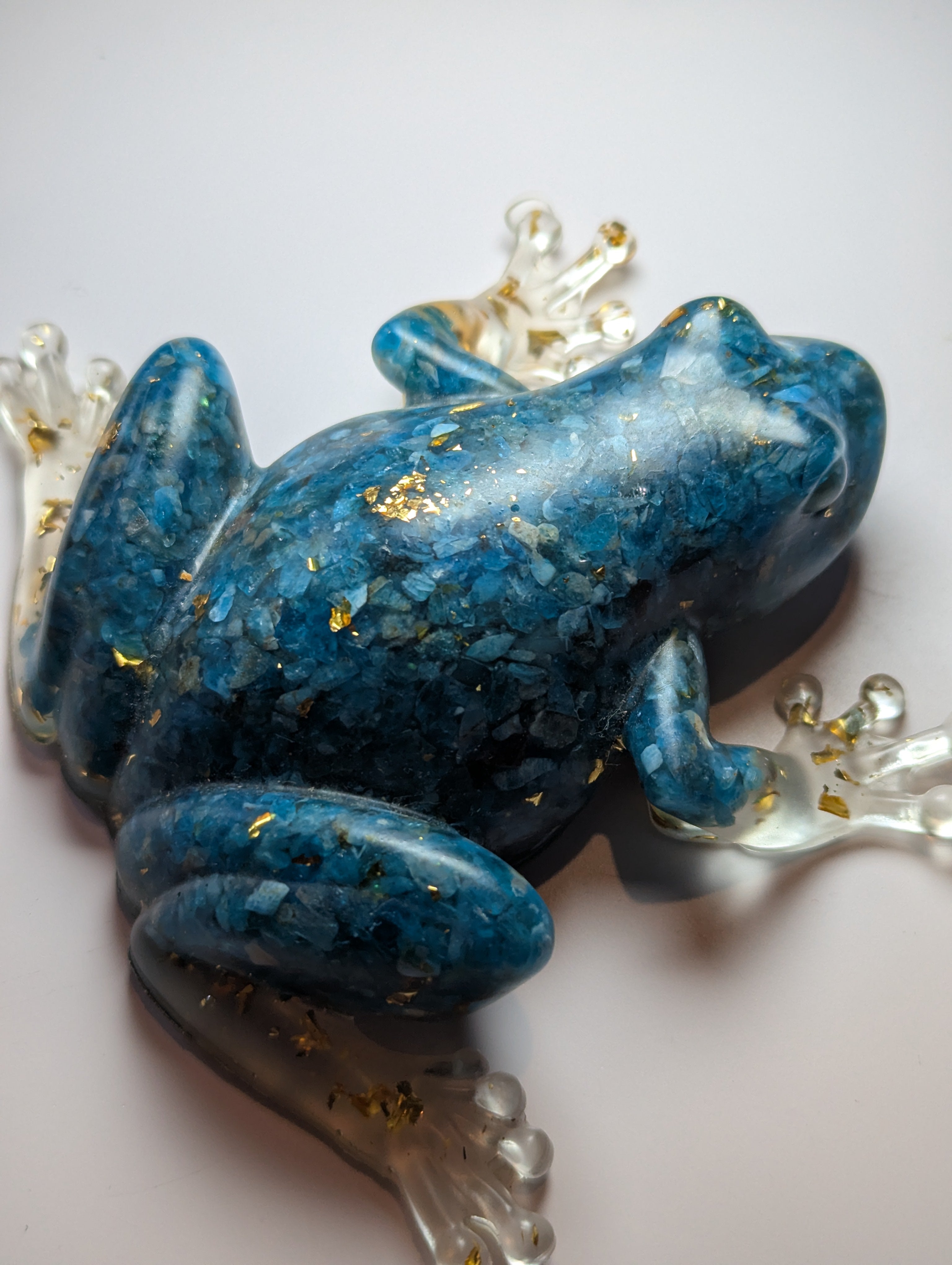 Apatie crystal chips in resin Frog
