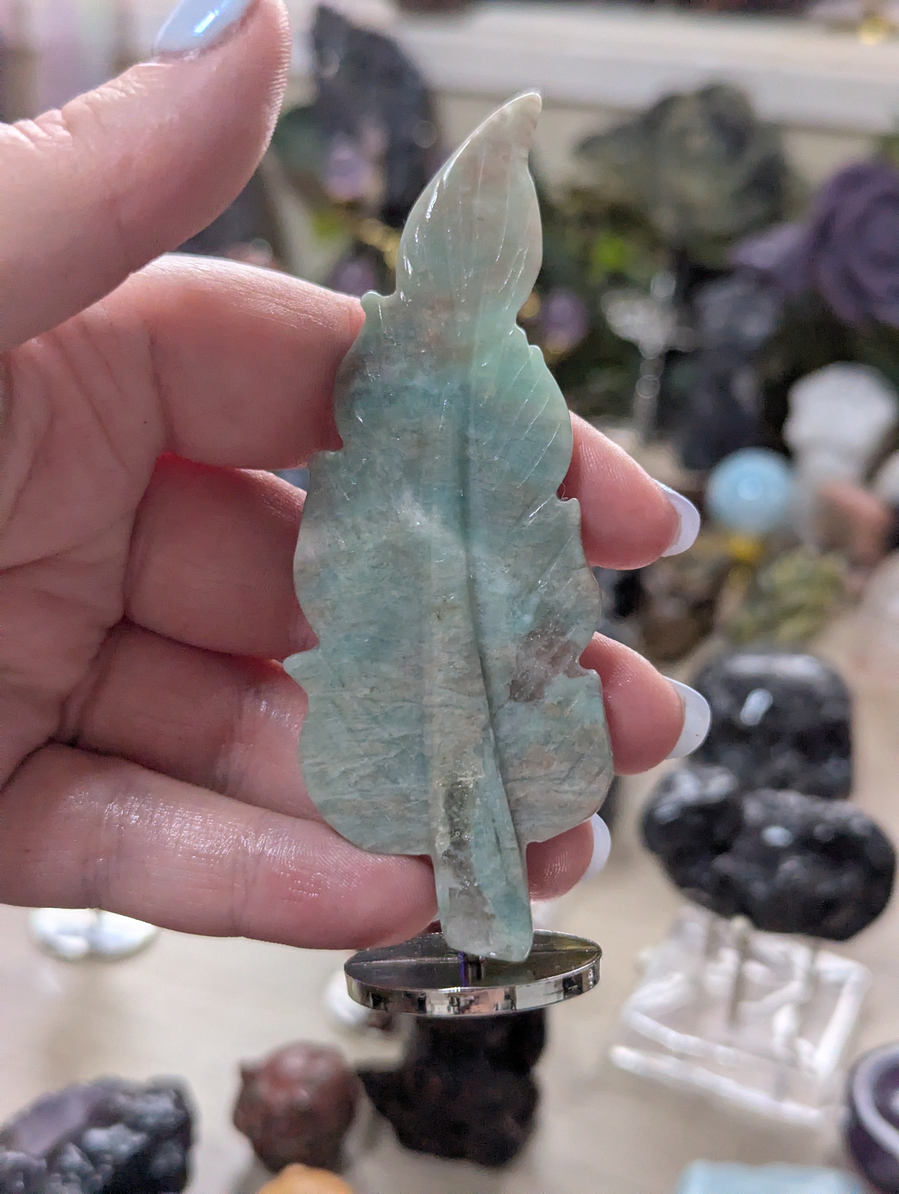 Crystal leafs carving on stand