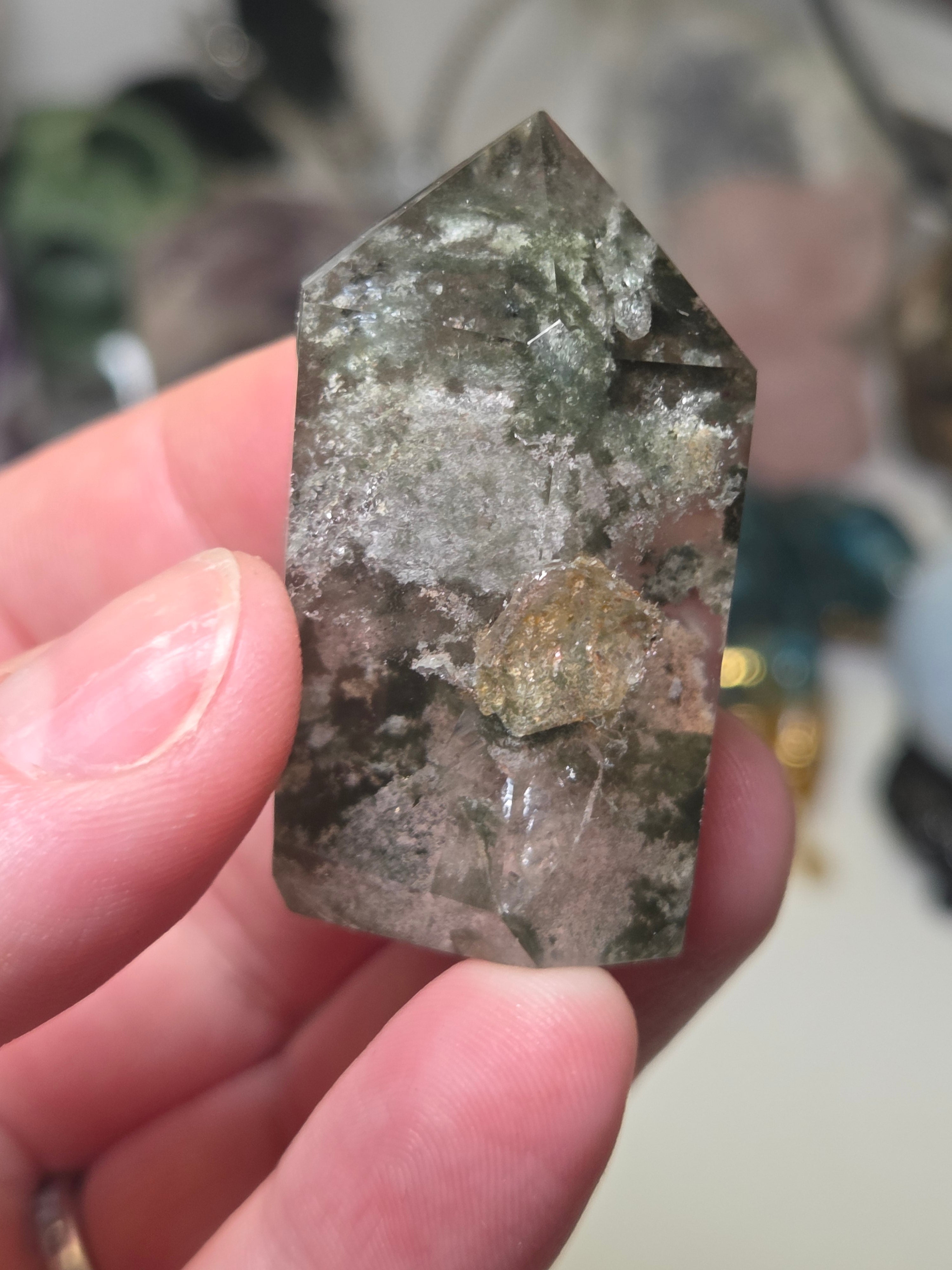 Grade A Garden quartz crystal tower carving