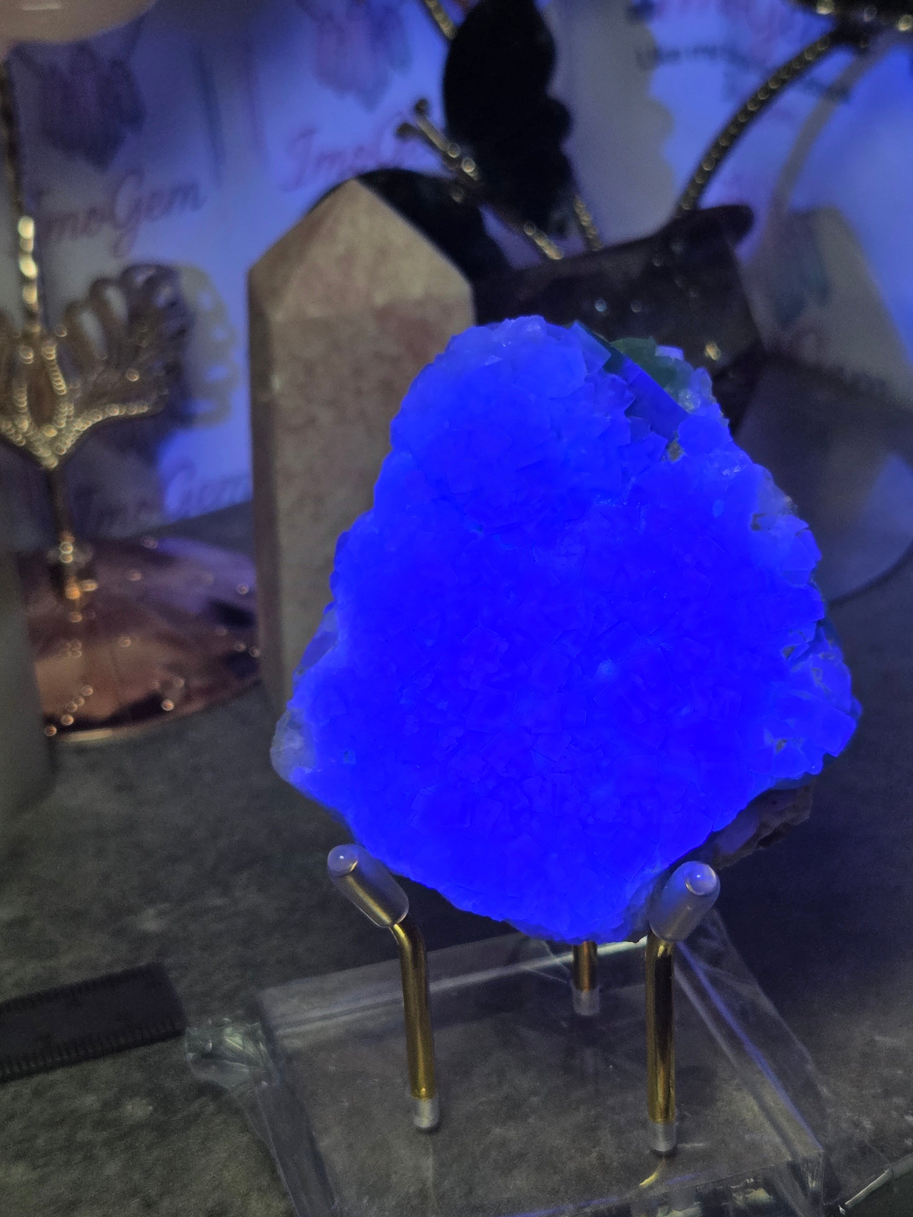 Amazing  Pakistan flourite with Amazing  blue  UV with stand
