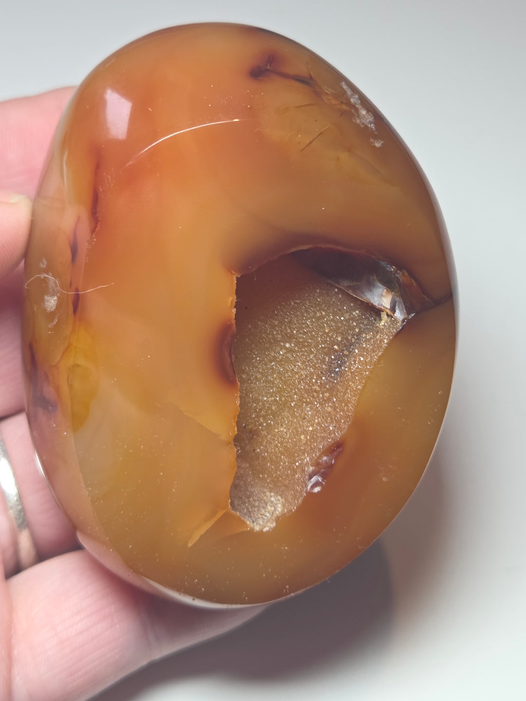 Duzy agate crystal with imperfections