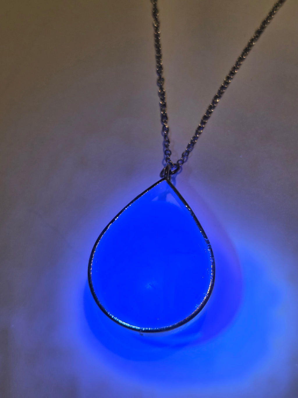 Green flouite handmade necklace with blue uv