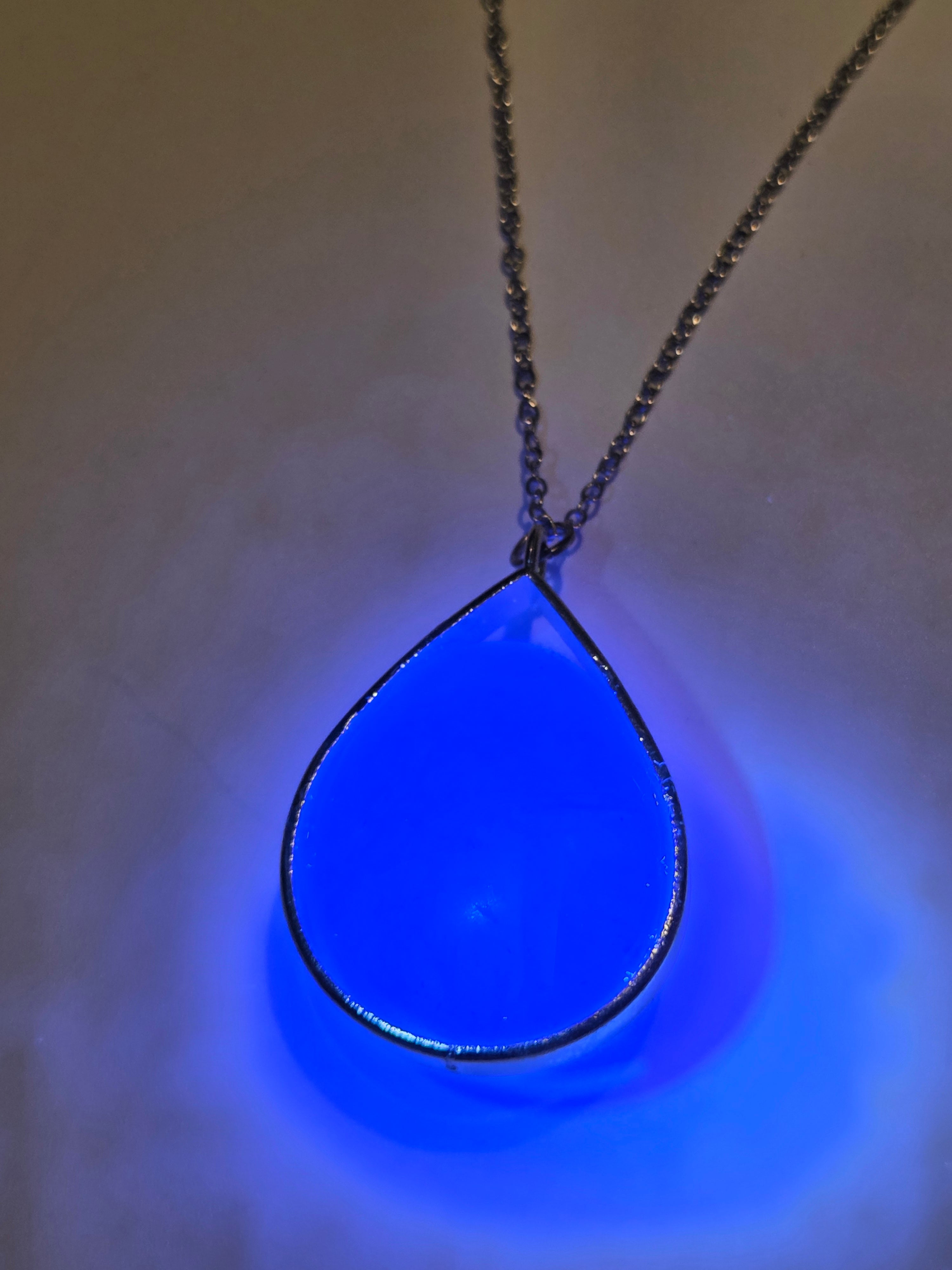 Green flouite handmade necklace with blue uv