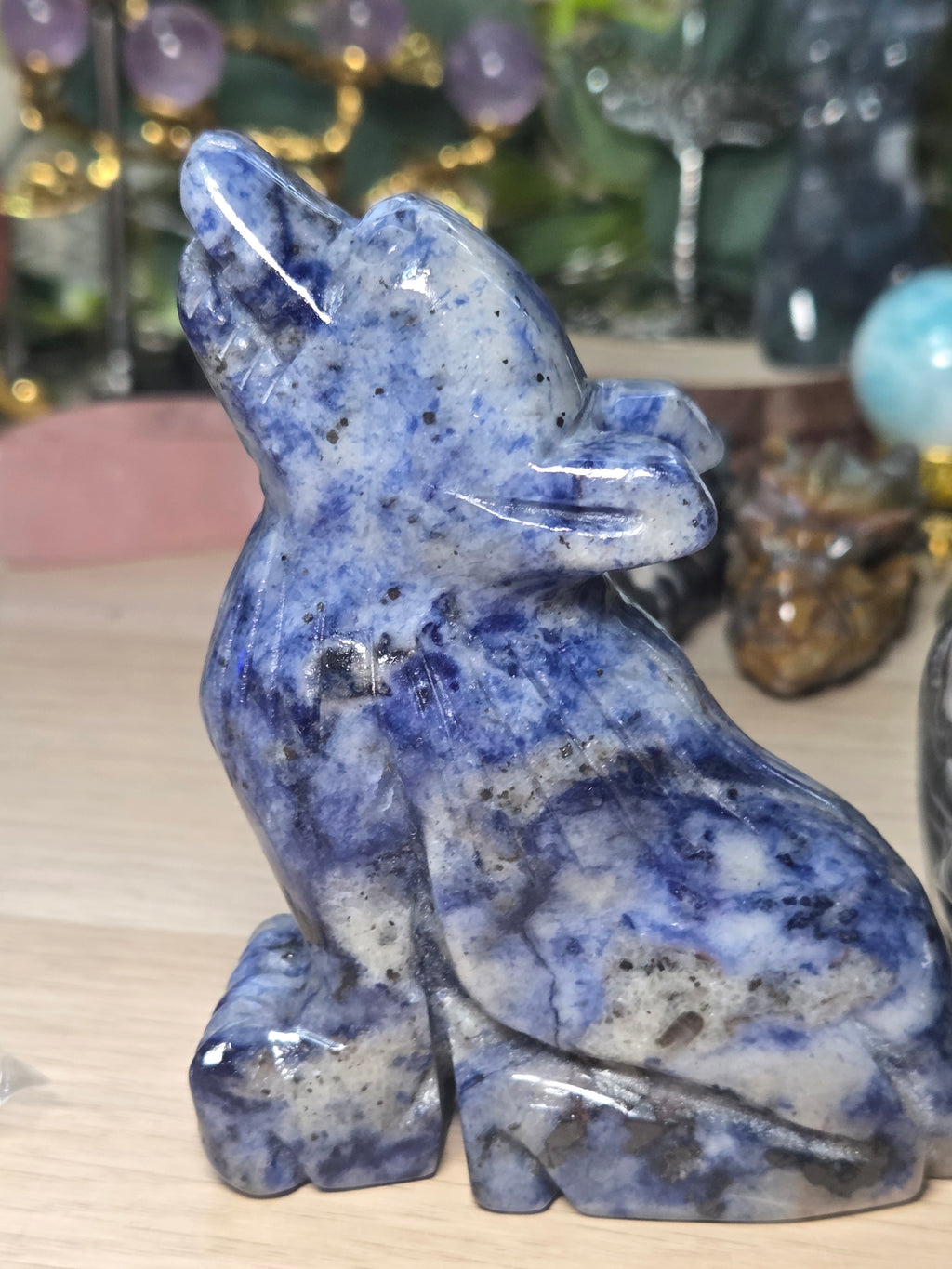 Sodalite howling wolf carving