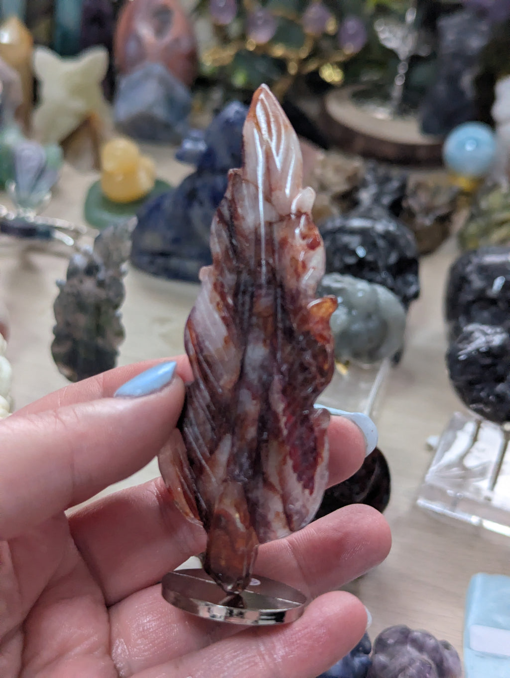 Crystal leafs carving on stand