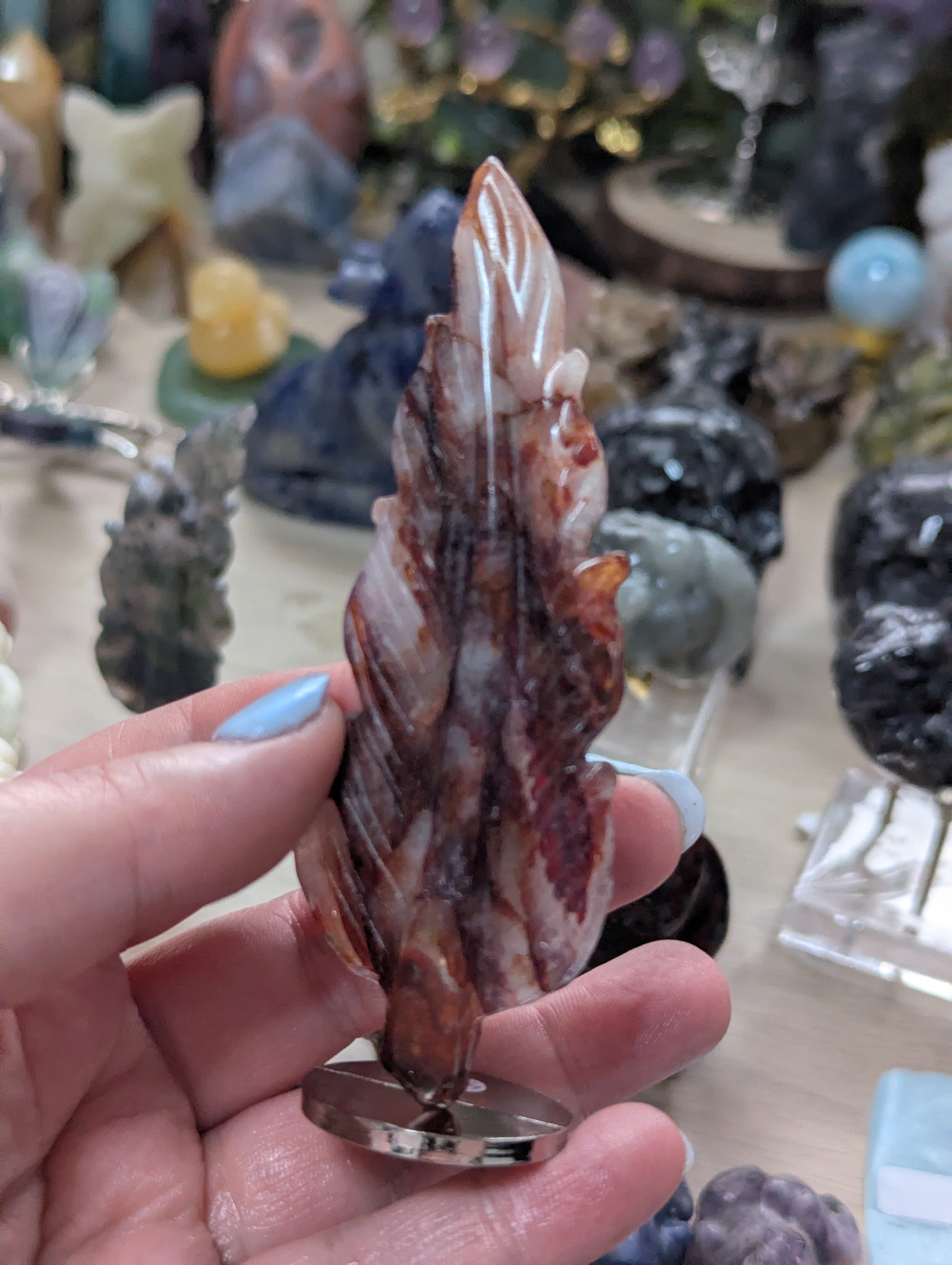 Crystal leafs carving on stand