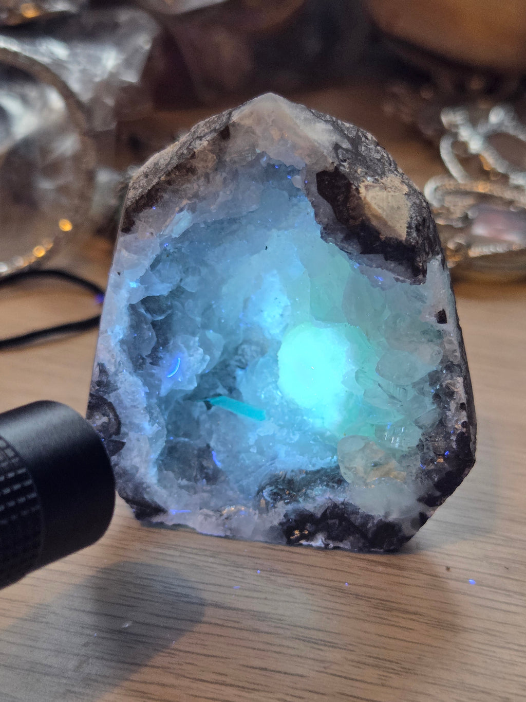 Mexican agate crystal Geode tower Green UV