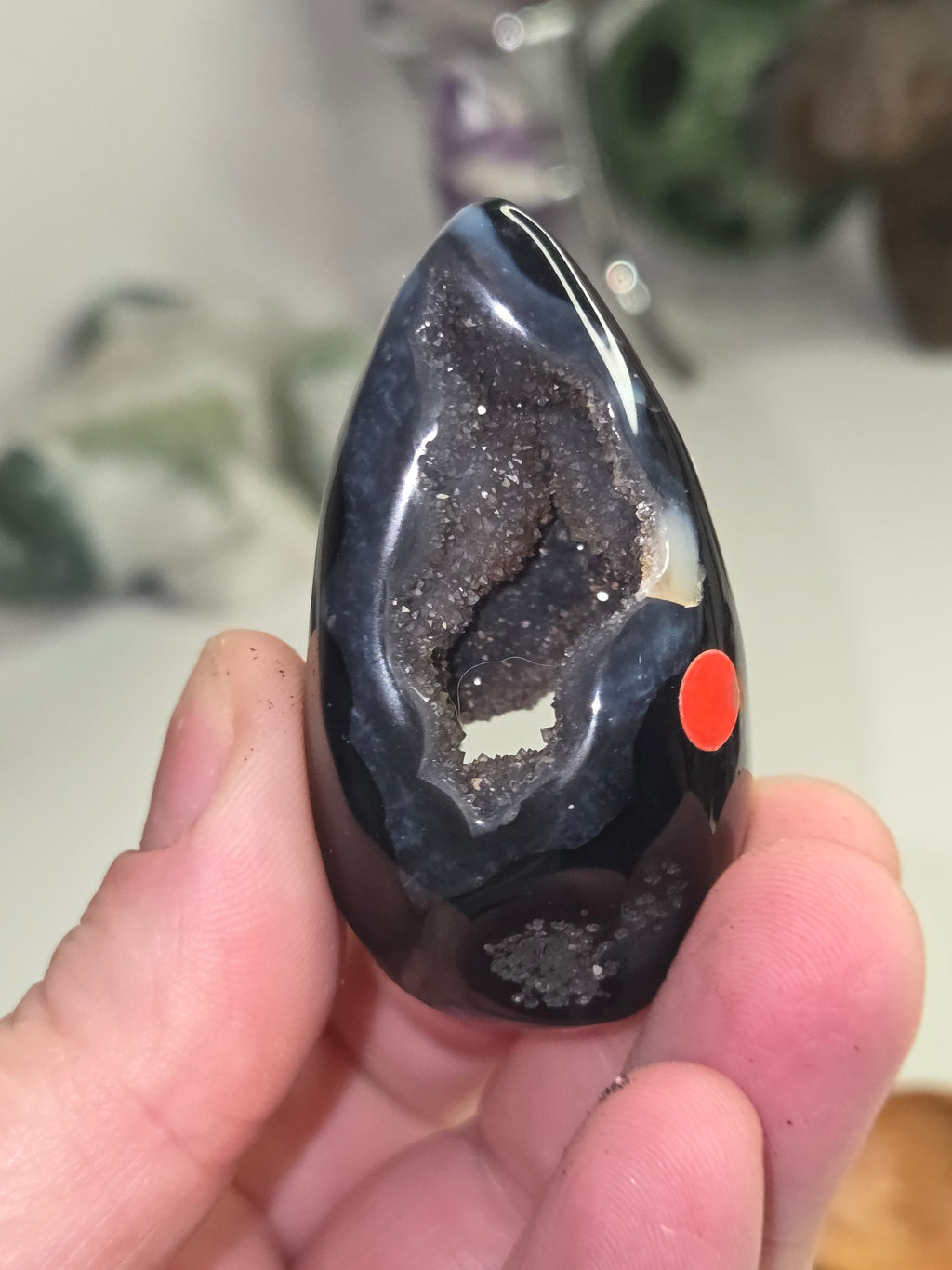 Duzy black onx crystal egg carving
