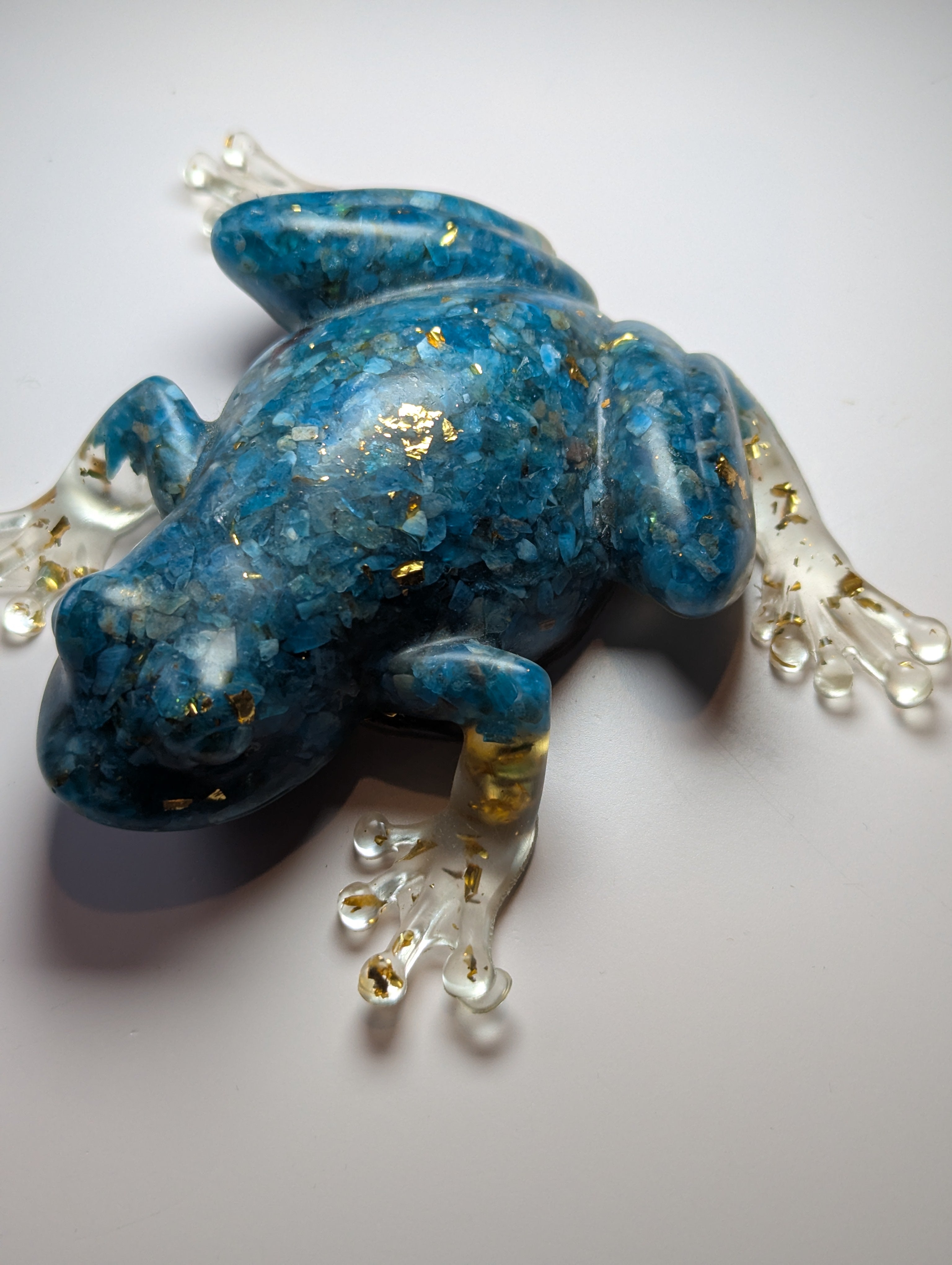 Apatie crystal chips in resin Frog