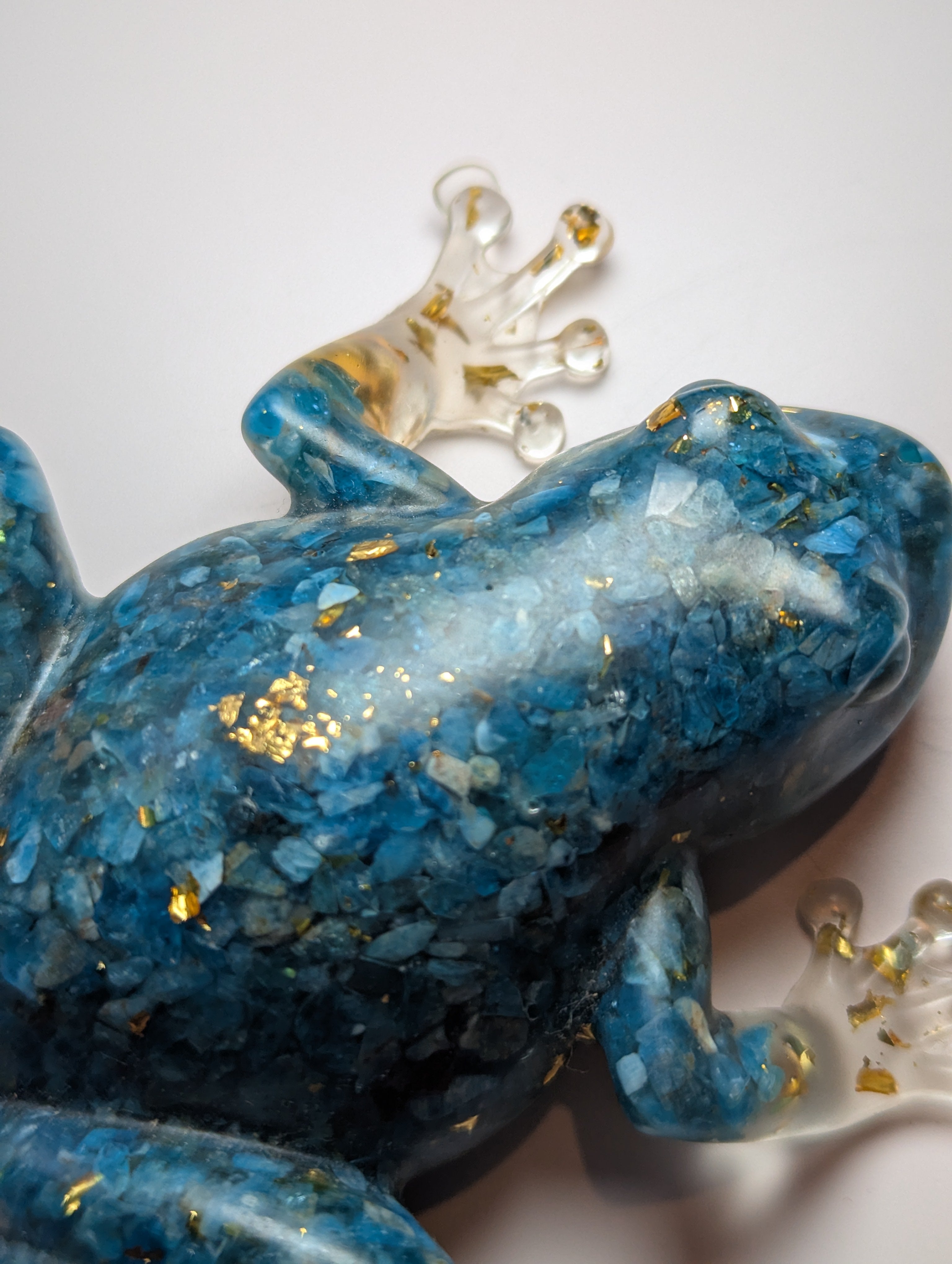 Apatie crystal chips in resin Frog