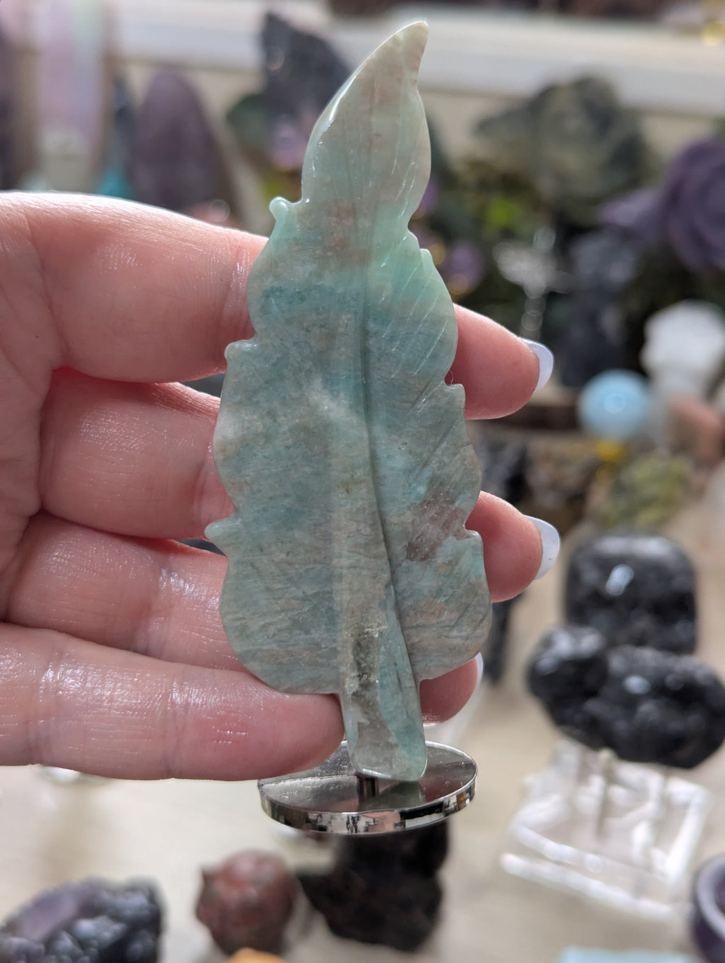 Crystal leafs carving on stand