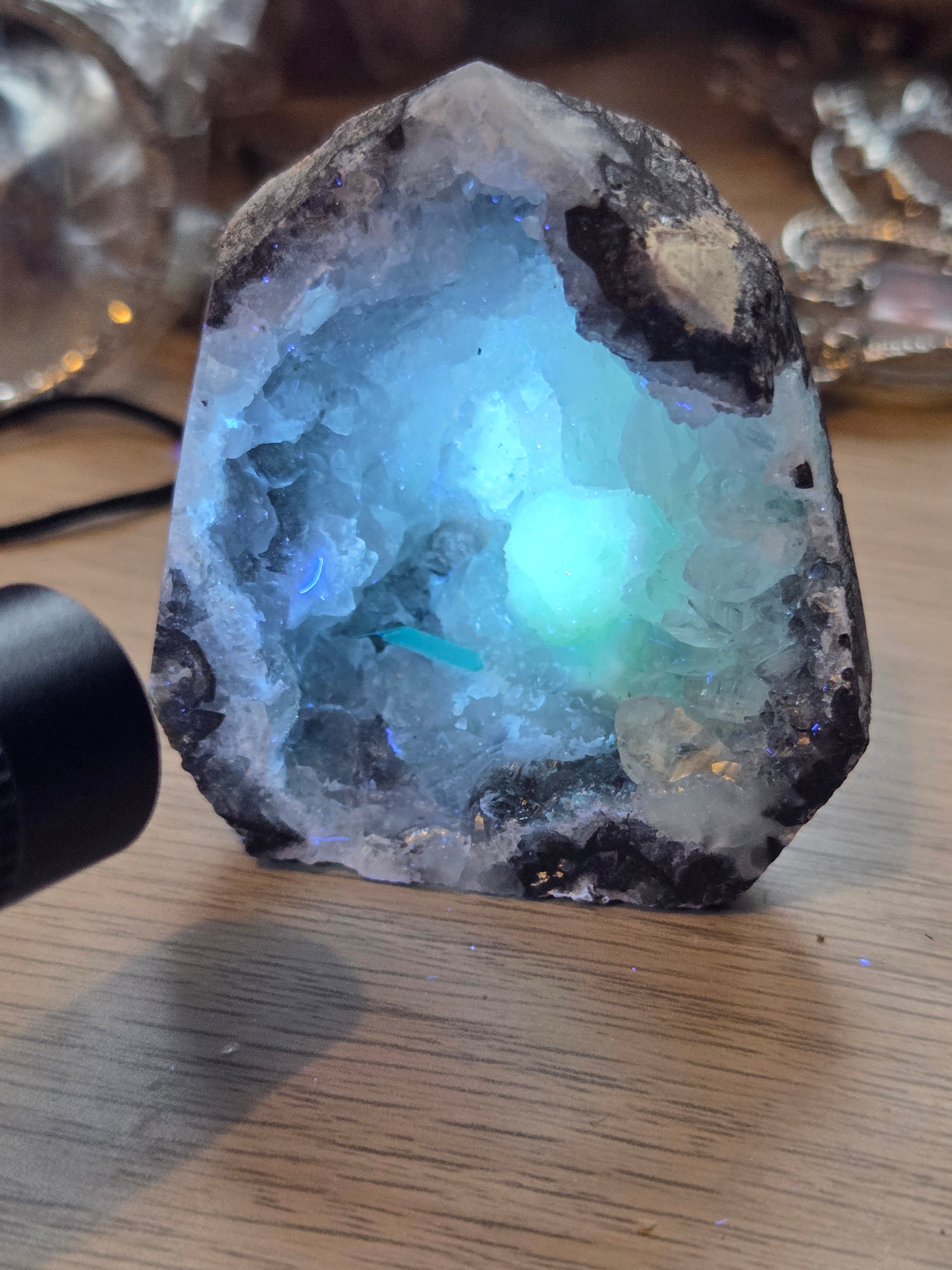 Mexican agate crystal Geode tower Green UV