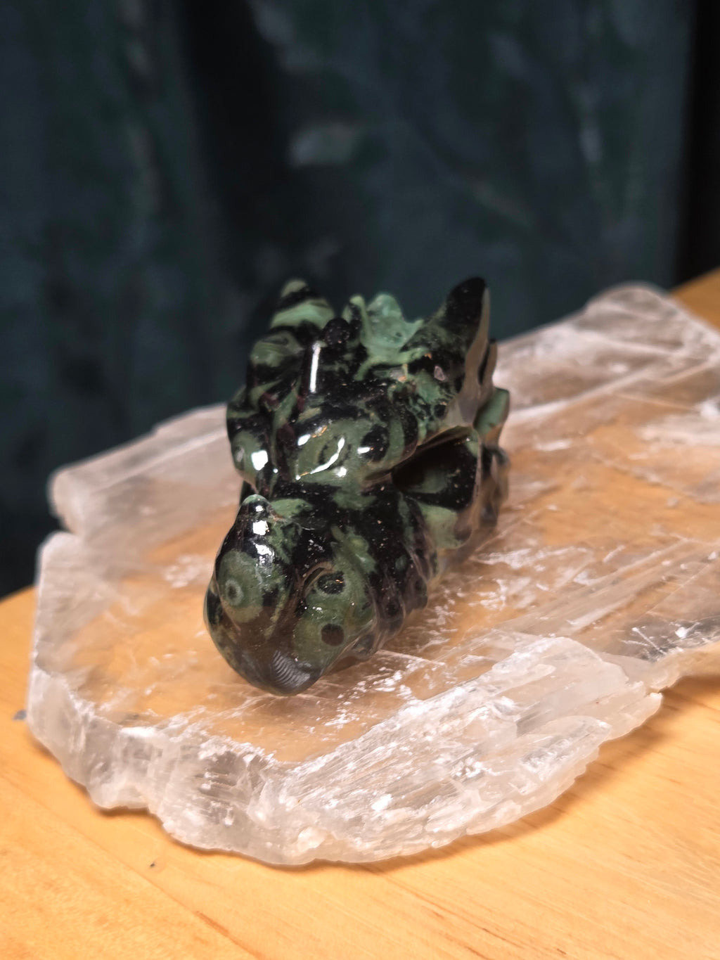 Green jade crystal dragon head carving