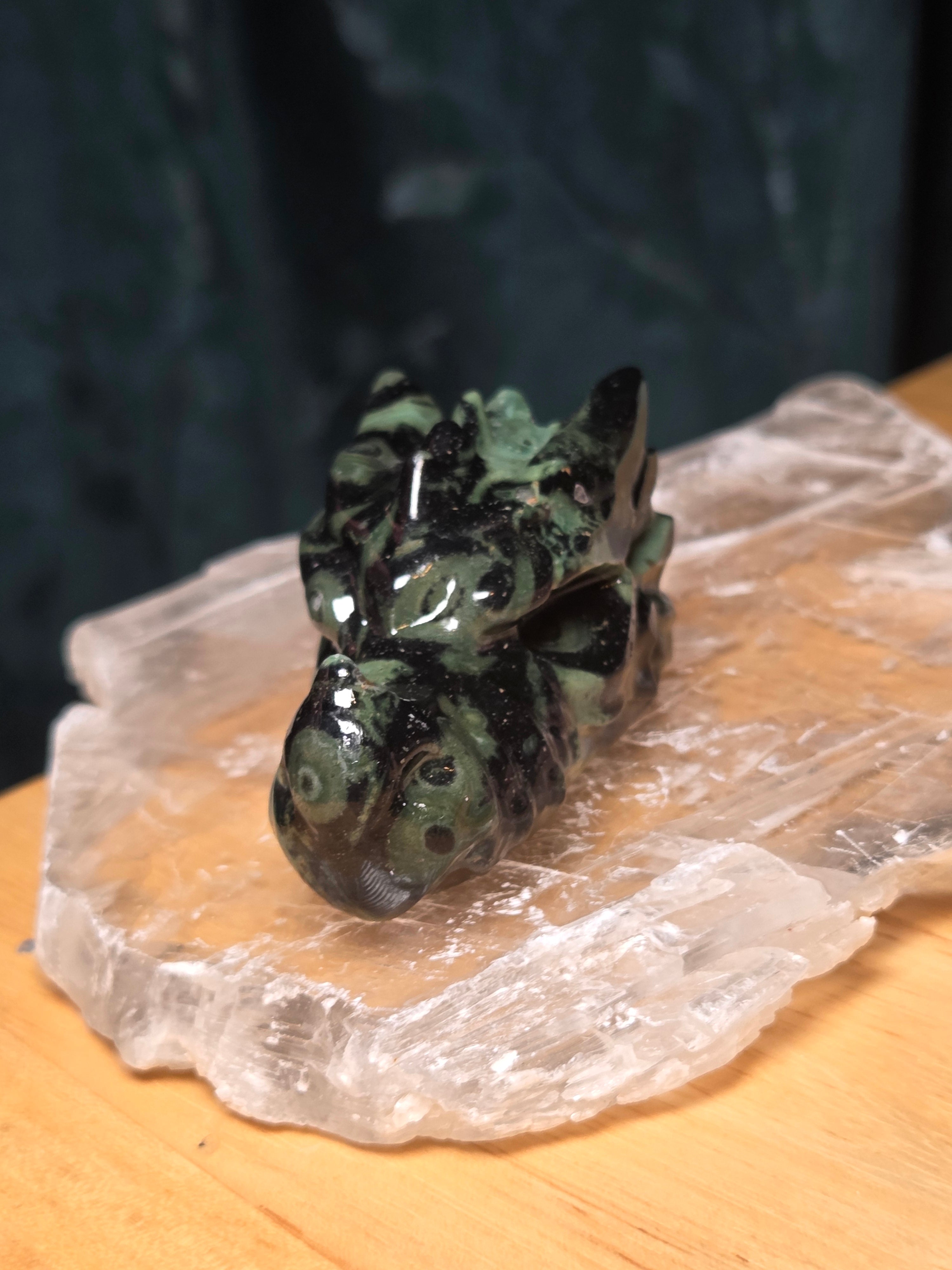 Green jade crystal dragon head carving