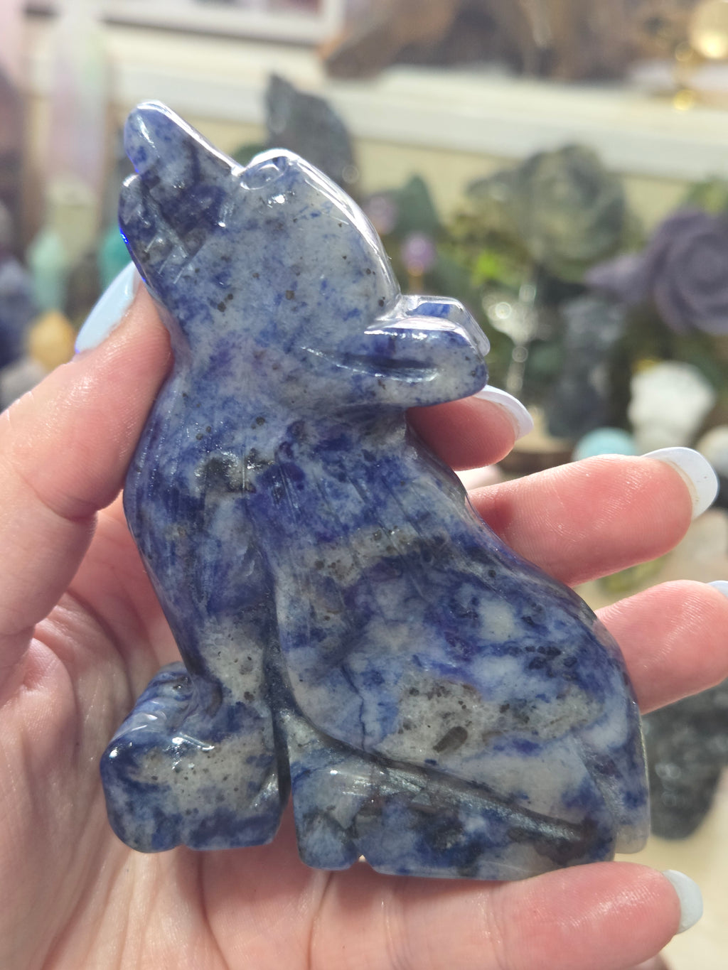 Sodalite howling wolf carving